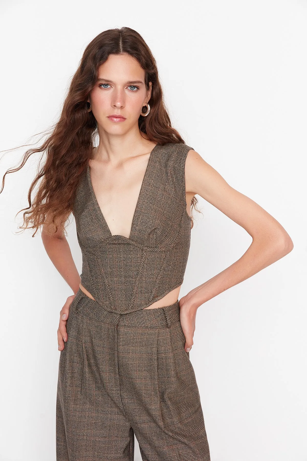 Trendyol Collection  Braunes Korsett mit detailliertem, gewebtem Bustier mit V-Ausschnitt TPRAW23BS00032