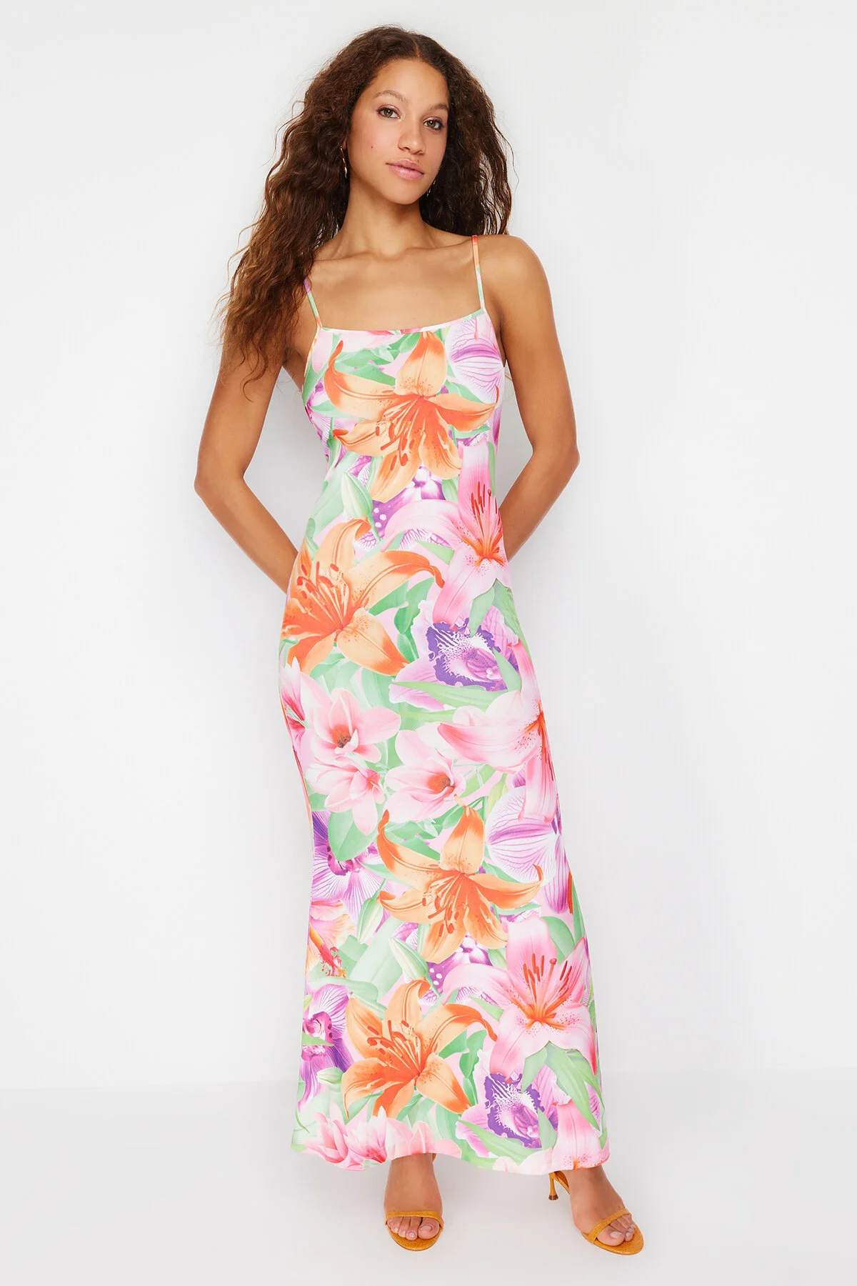 Trendyol Collection  Mehrfarbiges, florales, figurbetontes Maxi-Bleistiftkleid mit Trägern und dehnbarem Strick TWOSS23EL02435