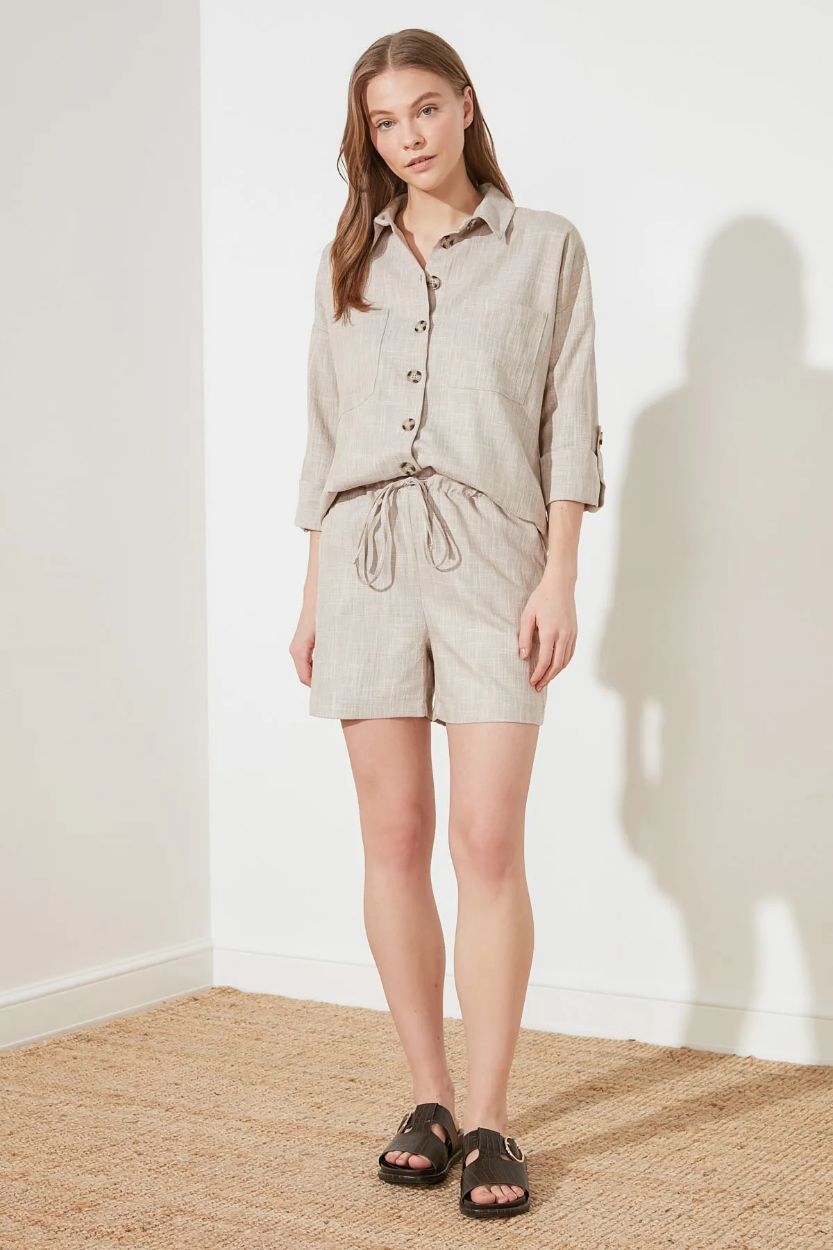 Trendyol Collection  Verstellbare, gewebte Shorts in Leinenoptik in Stone-Taille TWOSS21SR0191