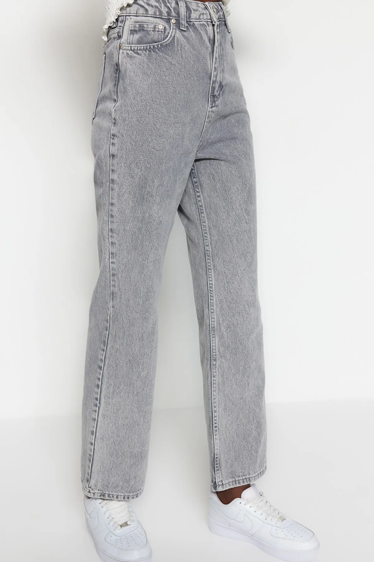 Trendyol Collection  Graue, lange, gerade Jeans mit hoher Taille TWOAW22JE0248