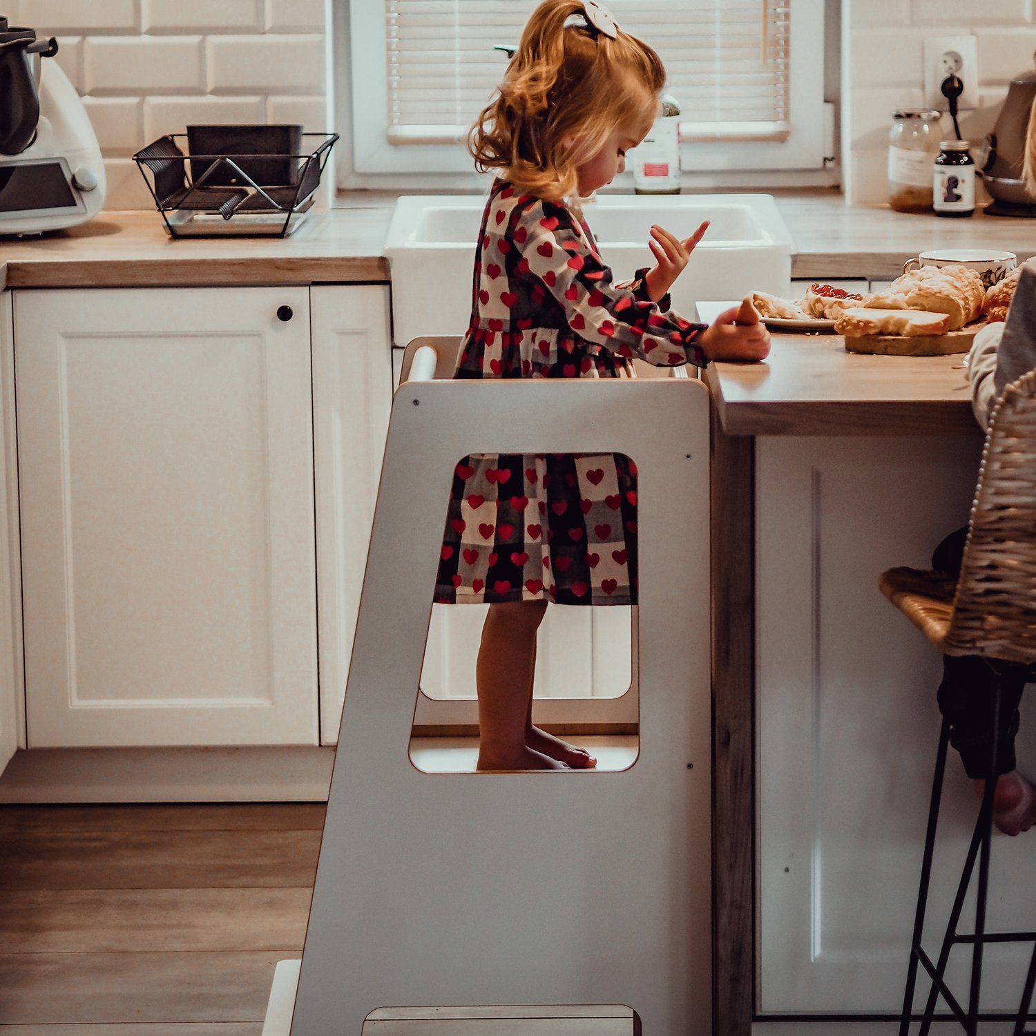 MeowBaby Stehhilfe Lernturm für Kinder Montessori Lernstuhl Scandi Weiß (1 St), Kinderhocker, Höhenverstellbar, Abgerundete Ecken & Kanten