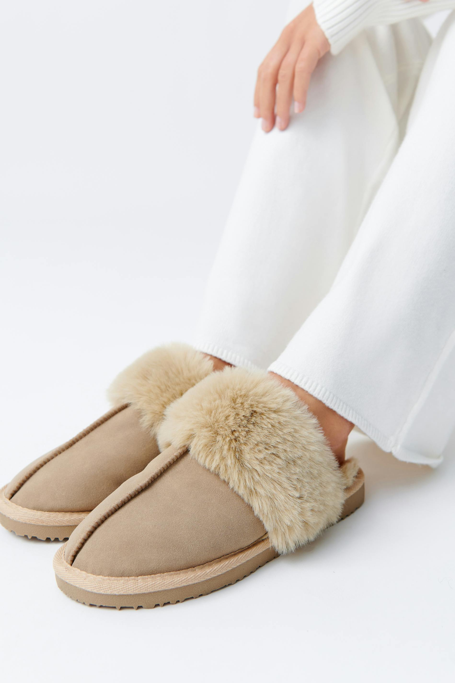 Faux fur slippers