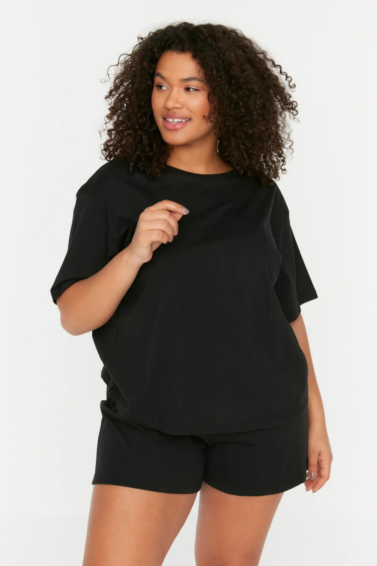 Trendyol Curve  Schwarzes Strick-Pyjama-Set mit Rundhalsausschnitt TBBSS22PT0567
