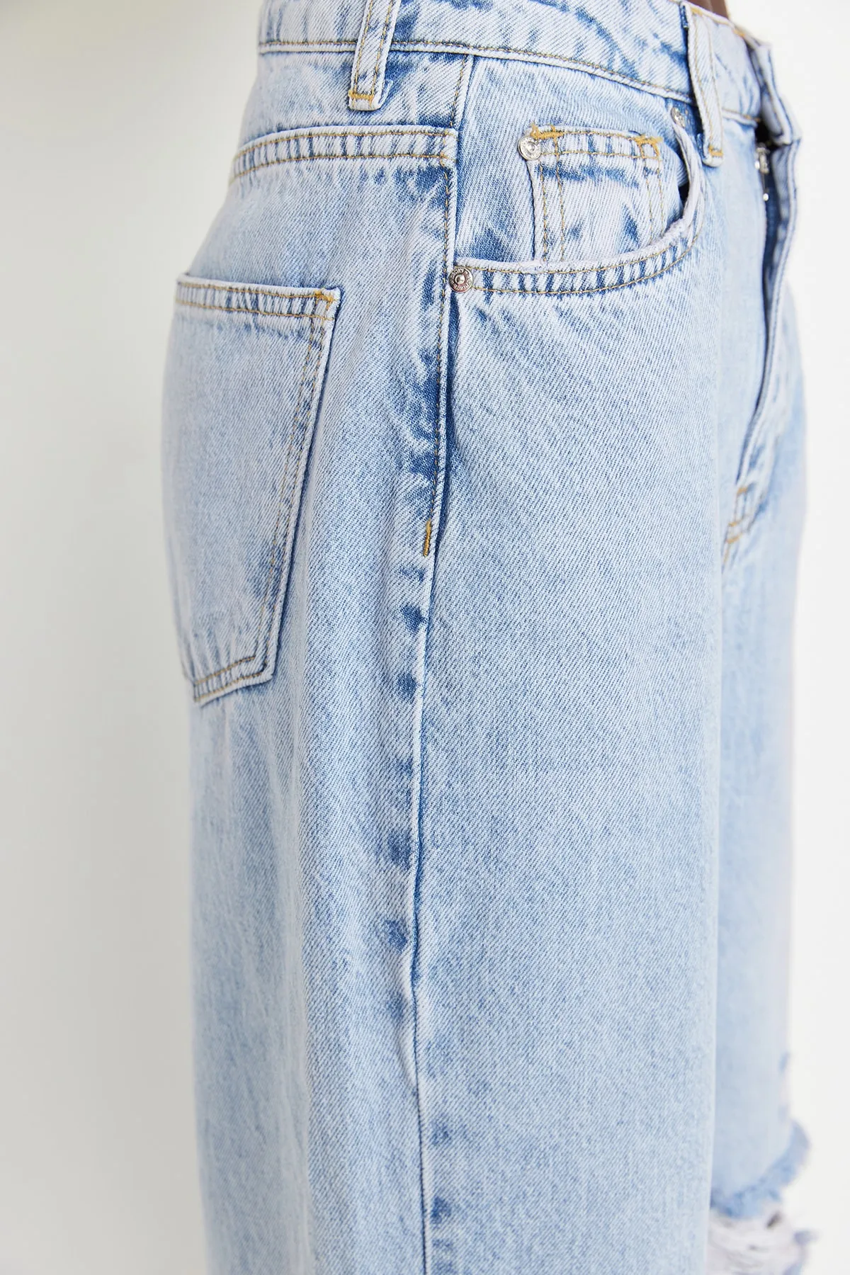 Trendyol Collection  Blaue zerrissene High Waist Lange Gerade Jeans TWOSS22JE0236