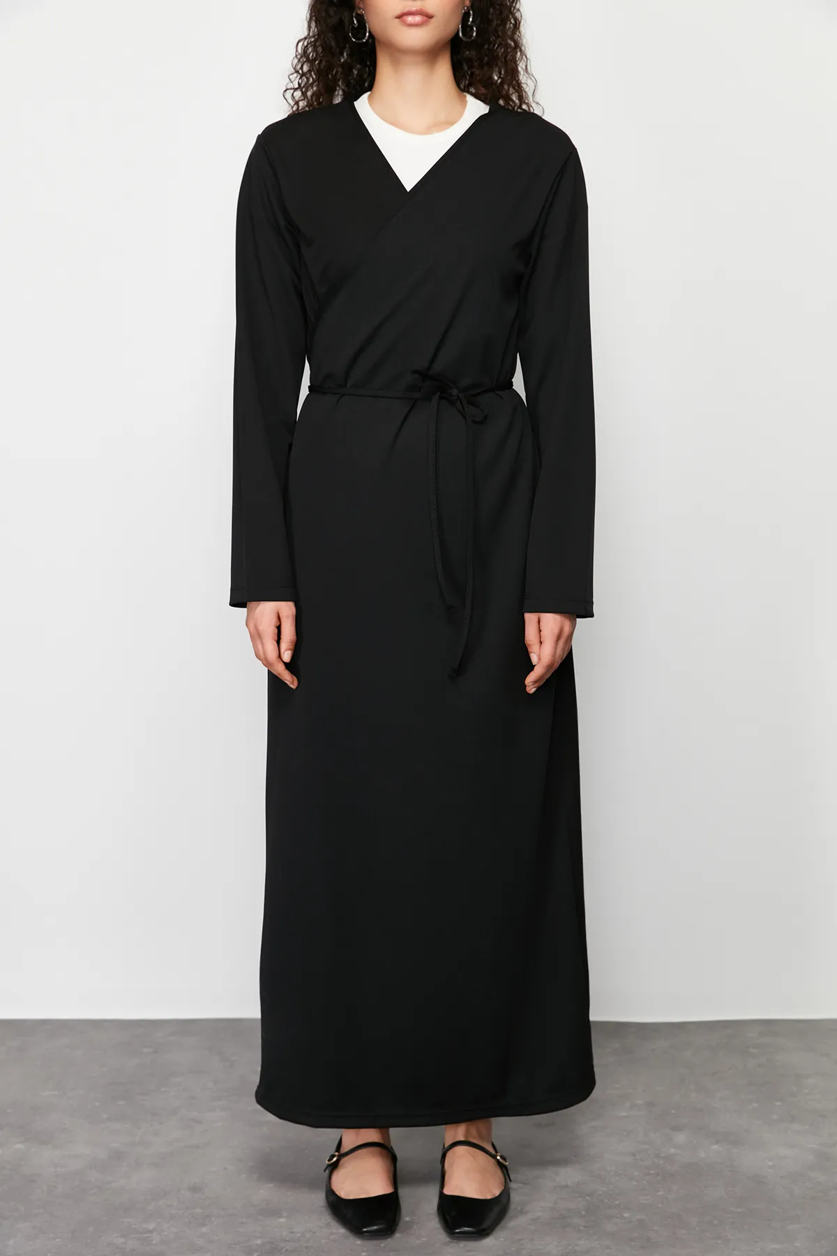 Trendyol Modest  Schwarzes, zweireihiges, schlicht gestricktes Gebetskleid mit Kragen und Gürtel TCTSS24EB00158