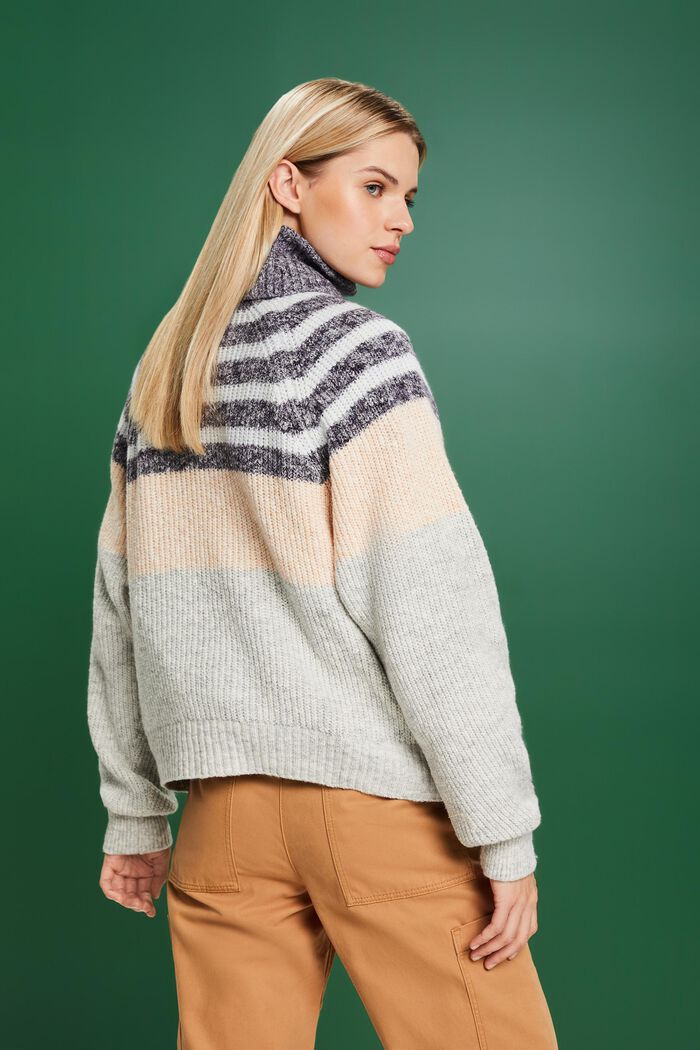 Gestreifter Rippstrickpullover mit Rollkragen
