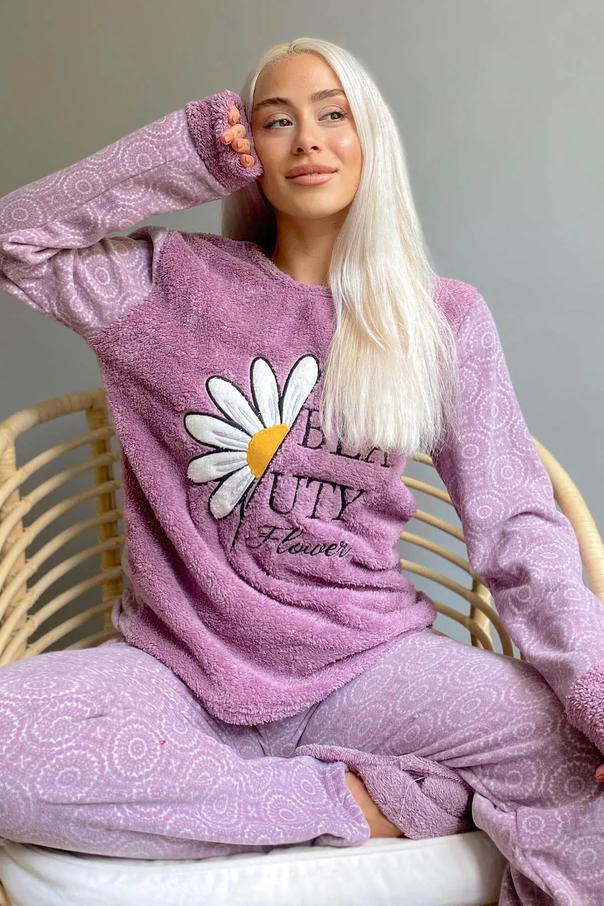 Pijamaevi  Plüsch-Pyjama-Set für Damen mit violettem Gänseblümchenmuster
