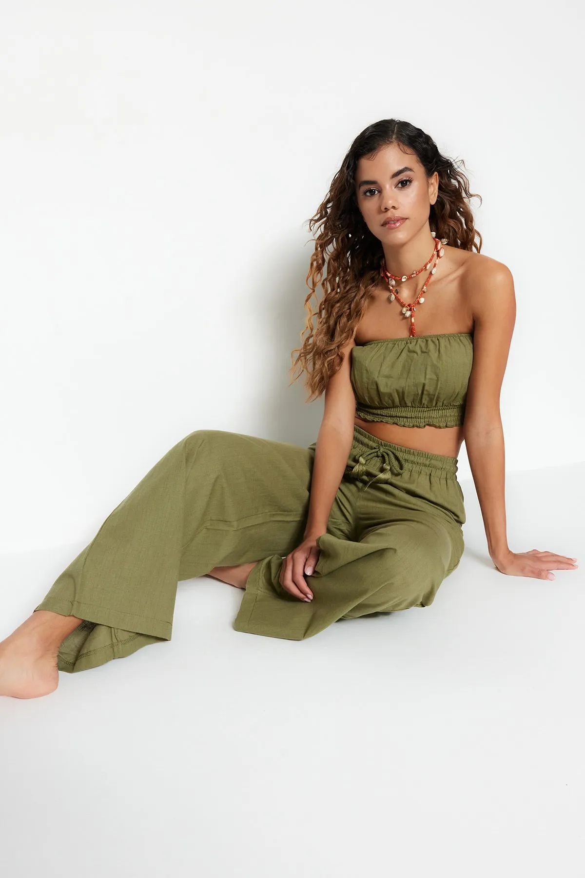 Trendyol Collection  Grünes gewebtes Blusen-Hosen-Set aus 100 % Baumwolle TBESS21AU0444