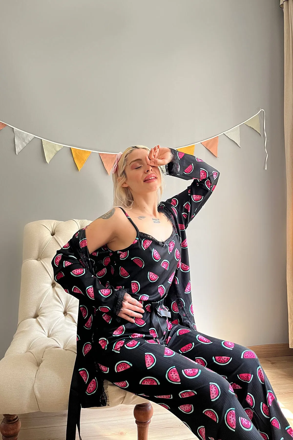 Pijamaevi  Pegasus-Pyjama-Set mit Robe für Damen in Schwarz mit Wassermelonenmuster