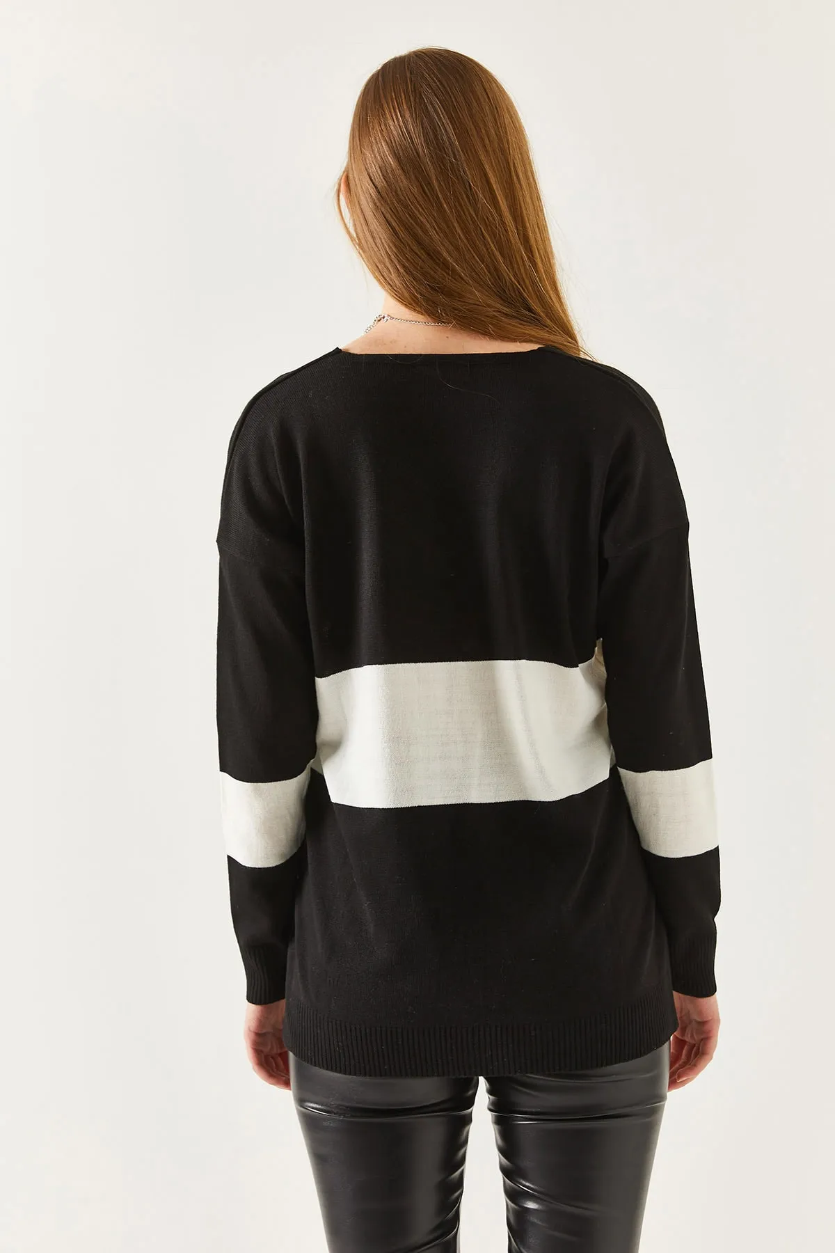 armonika  Schwarzer zweifarbiger Damenpullover mit V-Ausschnitt und kurzer Vorderseite und langer Rückseite ARM-18K012042