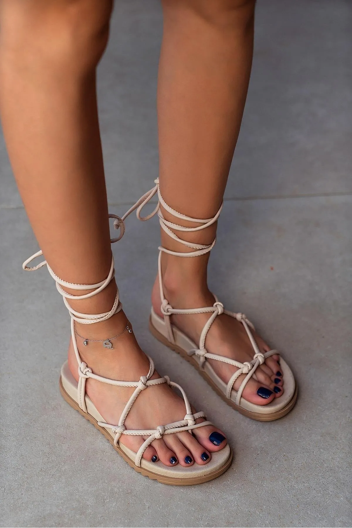 NİŞANTAŞI SHOES  Perry Beige Matte Damensandalen mit Knöchelriemen und flacher Sohle