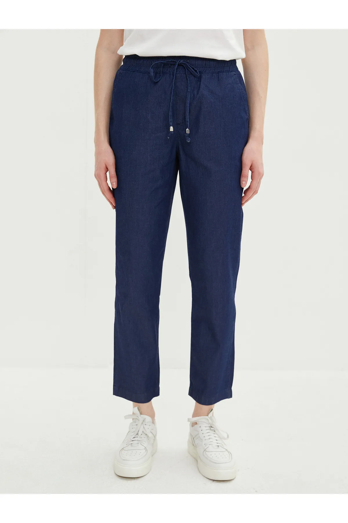 LC Waikiki  Bequeme Passform, gerade geschnittene Jeanshose für Damen mit Taschendetail und elastischem Bund