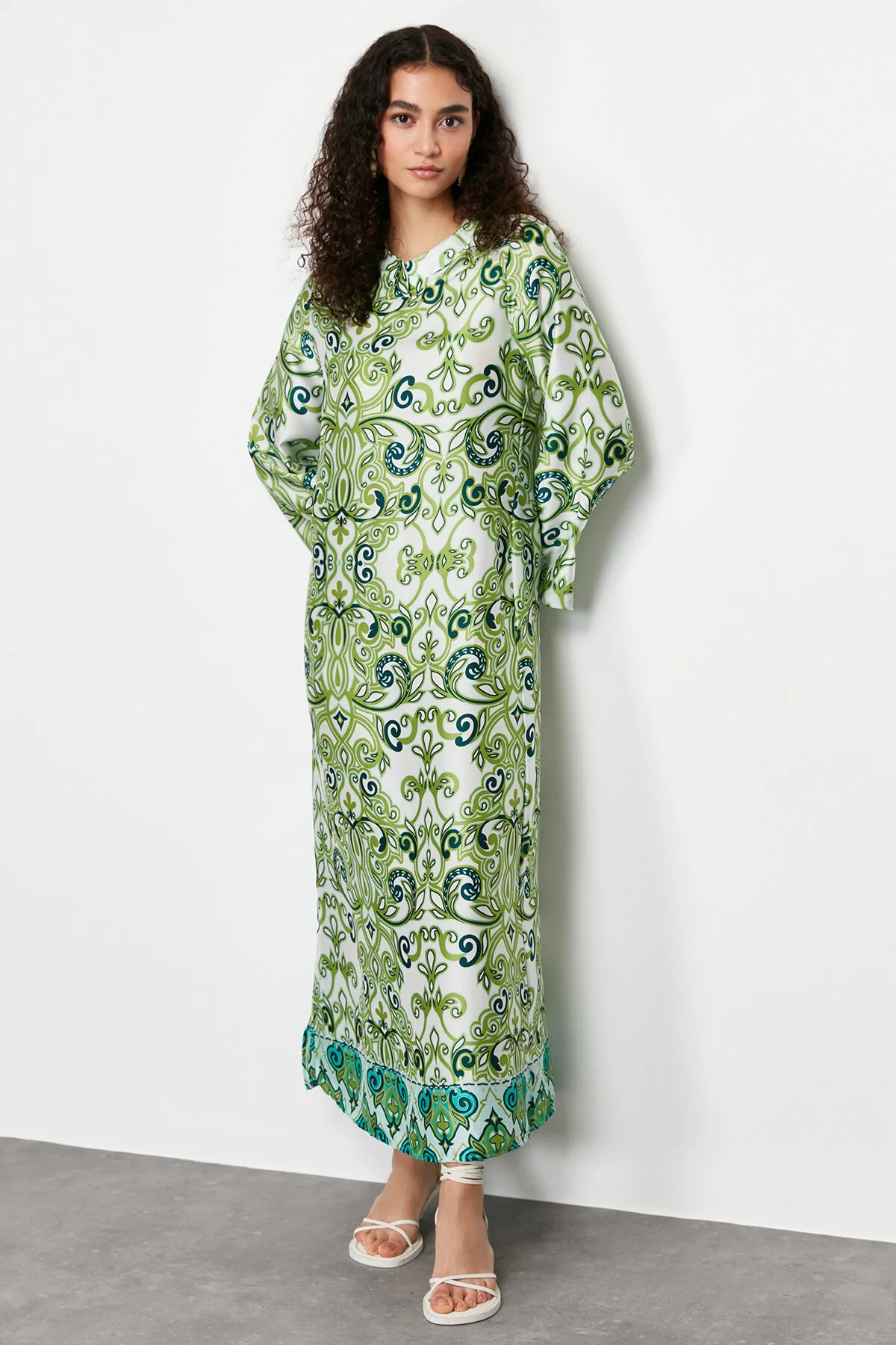 Trendyol Modest  Grünes Abendkleid mit Ethnomuster und Satinoberfläche TCTSS23DB00028