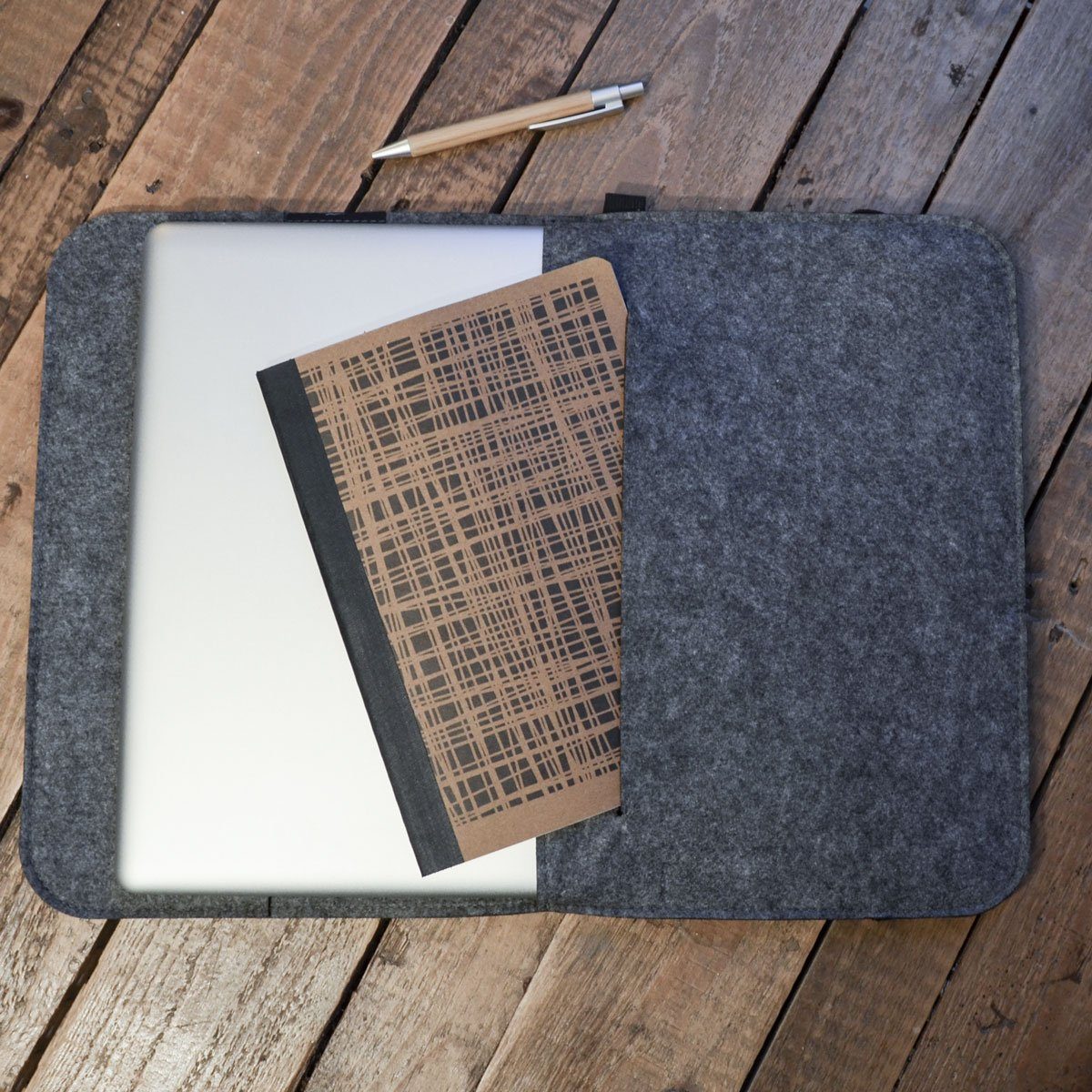 DuneDesign Tablettasche 13.3'' Filz Laptop-Tasche 35x24 cm Tablet Hülle, MacBook Pro Air iPad Net Grau
