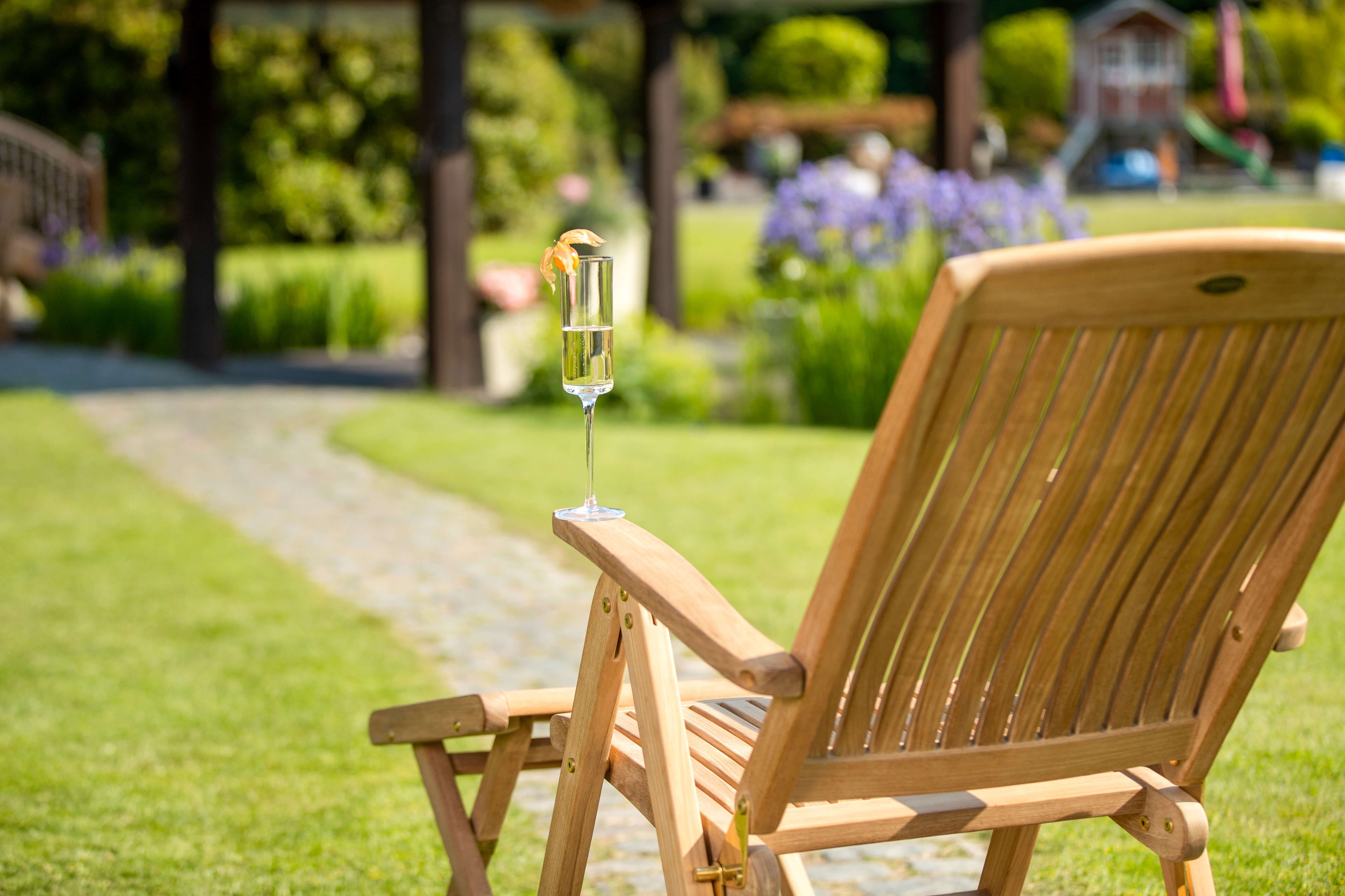 Kai Wiechmann Fußhocker Premium Teak Fußbank 50 x 42 cm als wetterfester Holzhocker, verstellbare und unbehandelte Fußstütze aus Teak