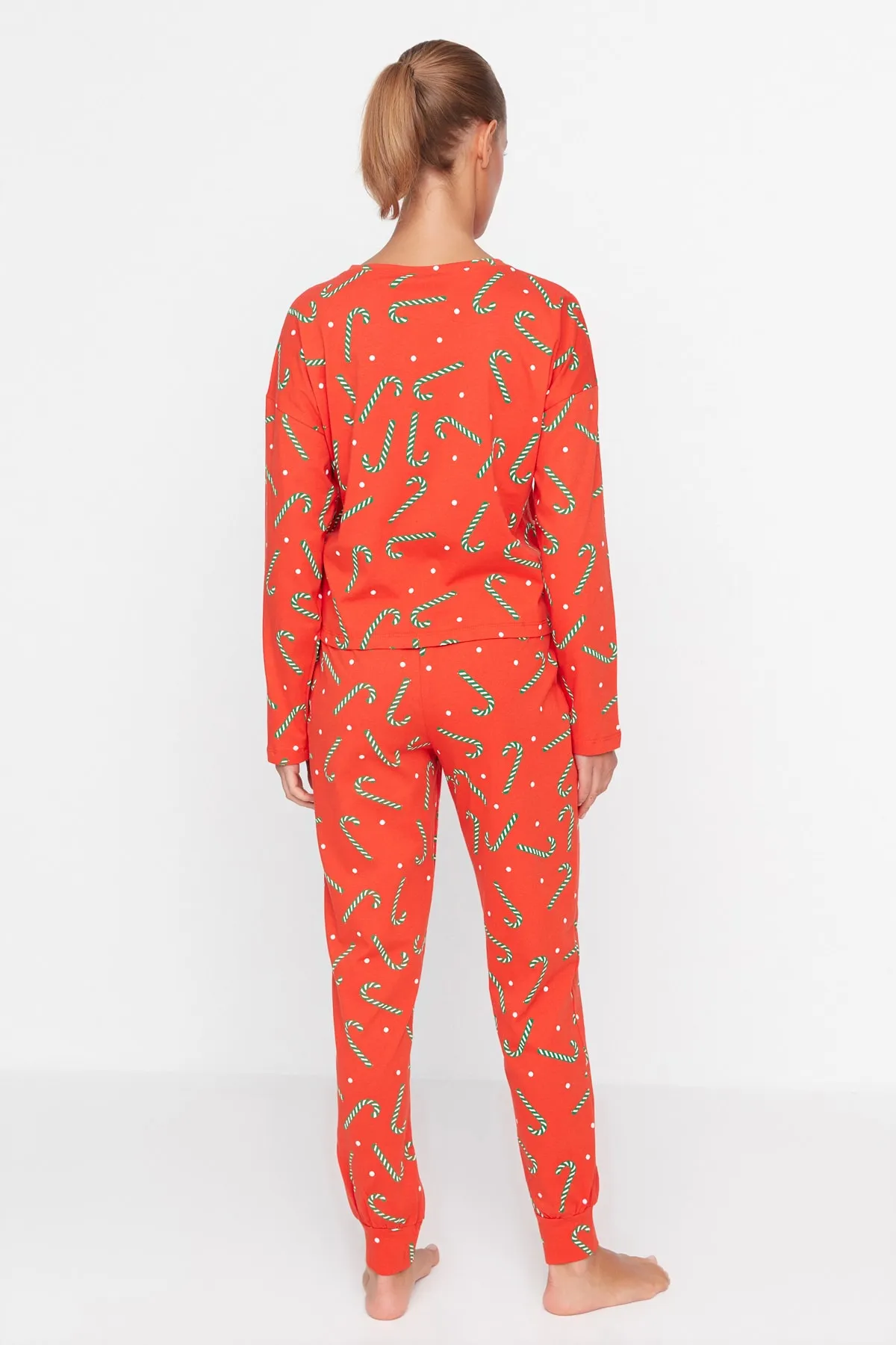 Trendyol Collection  Rotes T-Shirt-Jogger-Strickpyjama-Set aus 100 % Baumwolle mit Neujahrsmotiv THMAW21PT0771