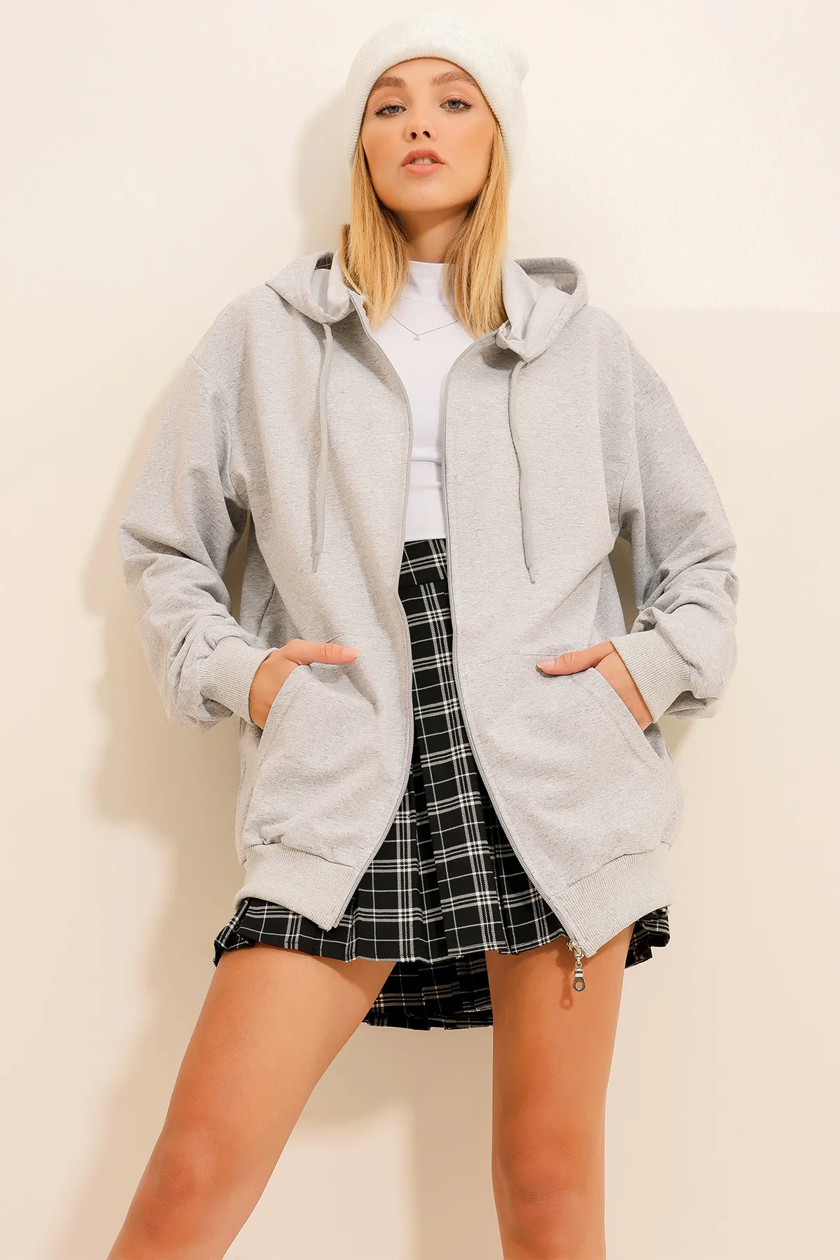 Trend Alaçatı Stili  Graues saisonales Damen-Sweatshirt mit Kapuze, doppelter Tasche und Reißverschluss ALC-667-001