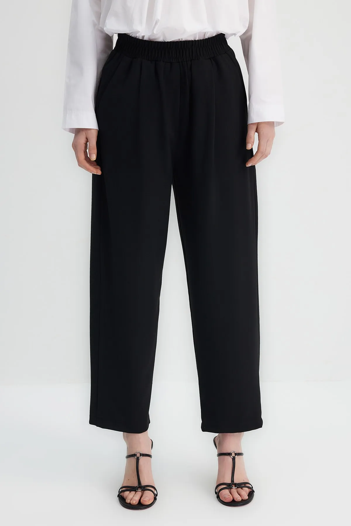 Trendyol Modest  X Kevser Sarıoğlu Schwarze gewebte Hose mit elastischem Bund TCLSS23TP00003