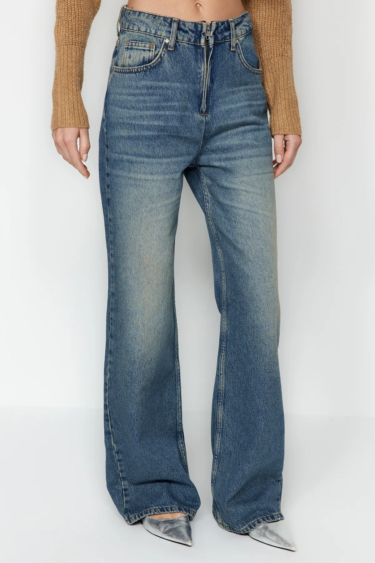 Trendyol Collection  Blaue Jeans mit Vintage-Reißverschluss und hoher Taille und weitem Bein, blasser Effekt, TWOAW24JE00315