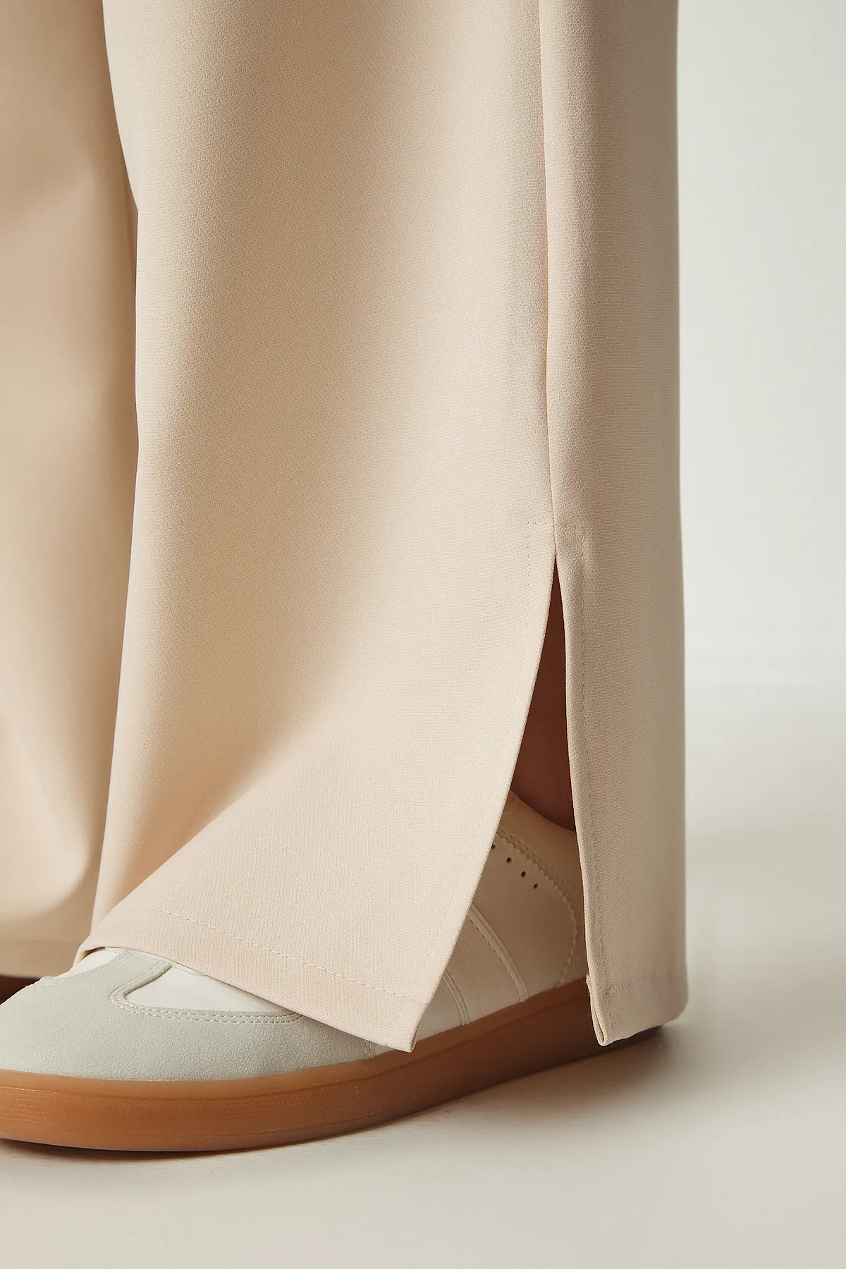 Happiness İstanbul  Cremefarbene Damen-Trainingshose mit plissiertem Schlitz DW00002
