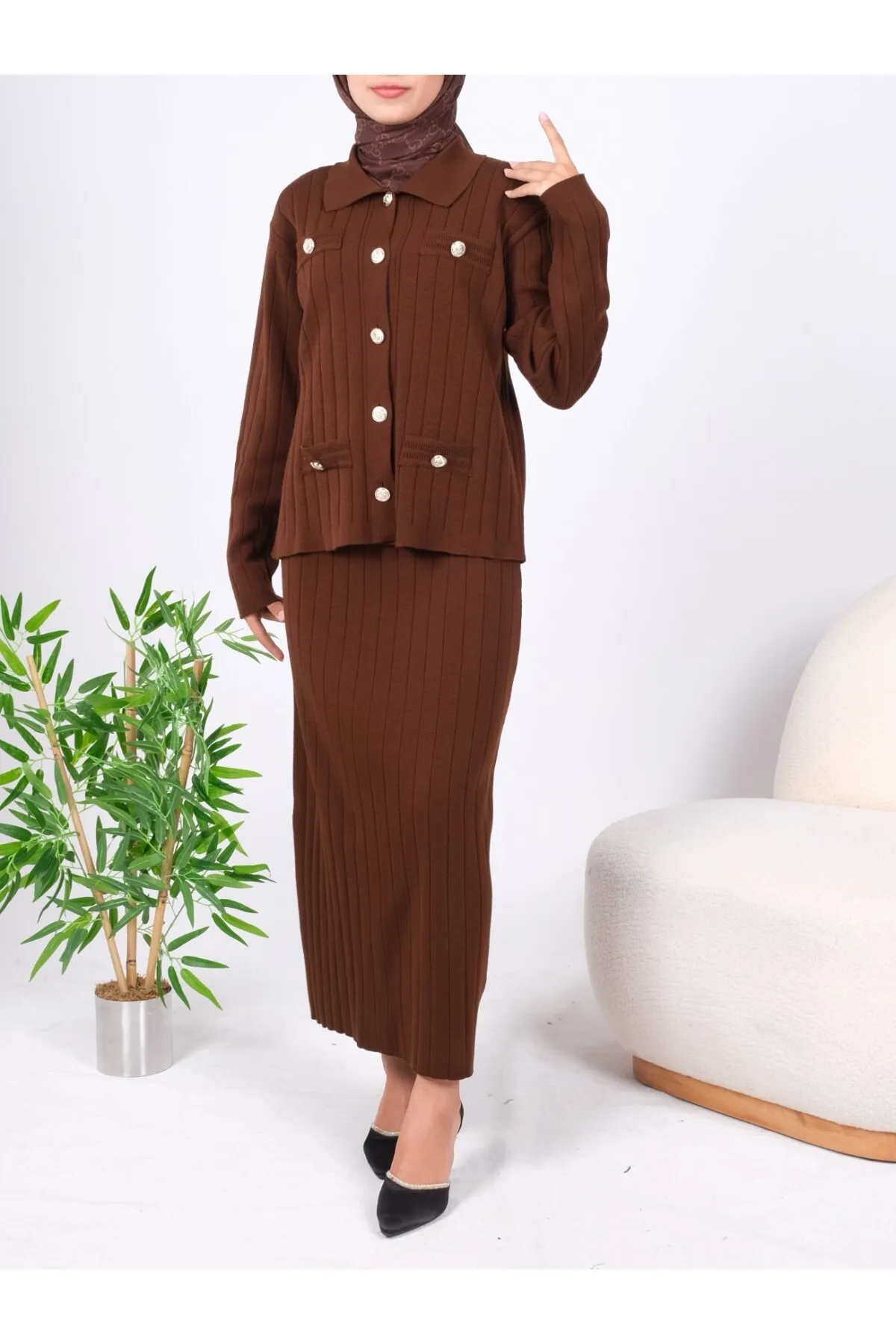 Modamorfo  Cardigan-Strickset mit schmalem Rock und Metallknöpfen