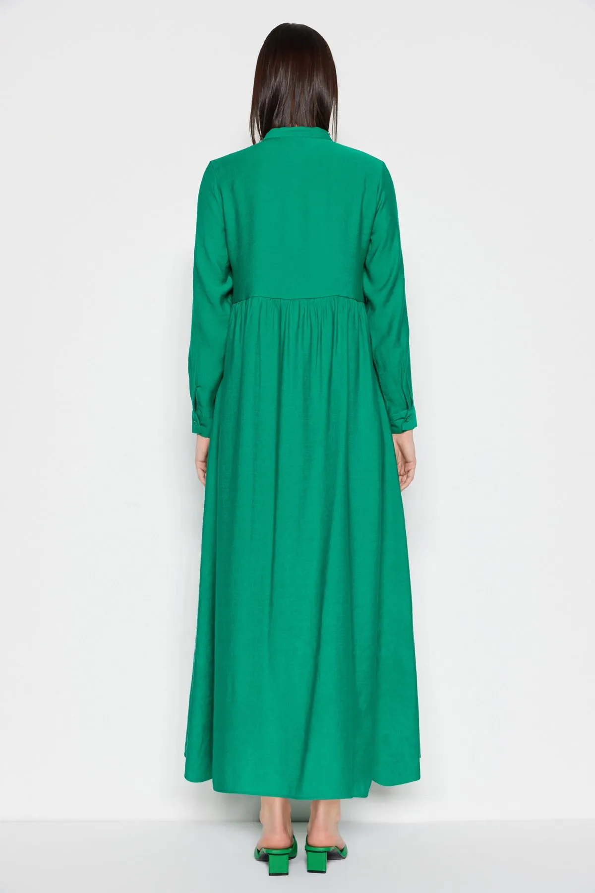 Trendyol Modest  Grünes, gewebtes Hemdkleid in Leinenoptik mit vorherrschendem Kragen TCTSS23EB00081