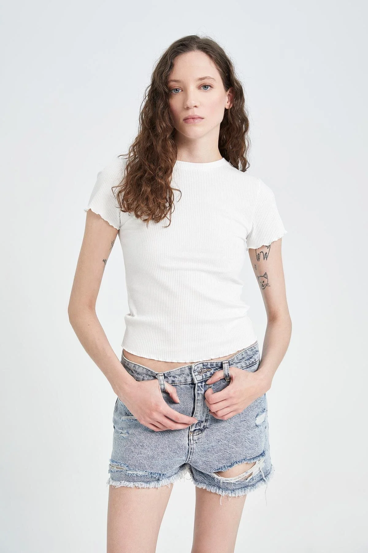 DeFacto  Tailliertes Kurzarm-T-Shirt mit Rundhalsausschnitt K7064az23sm