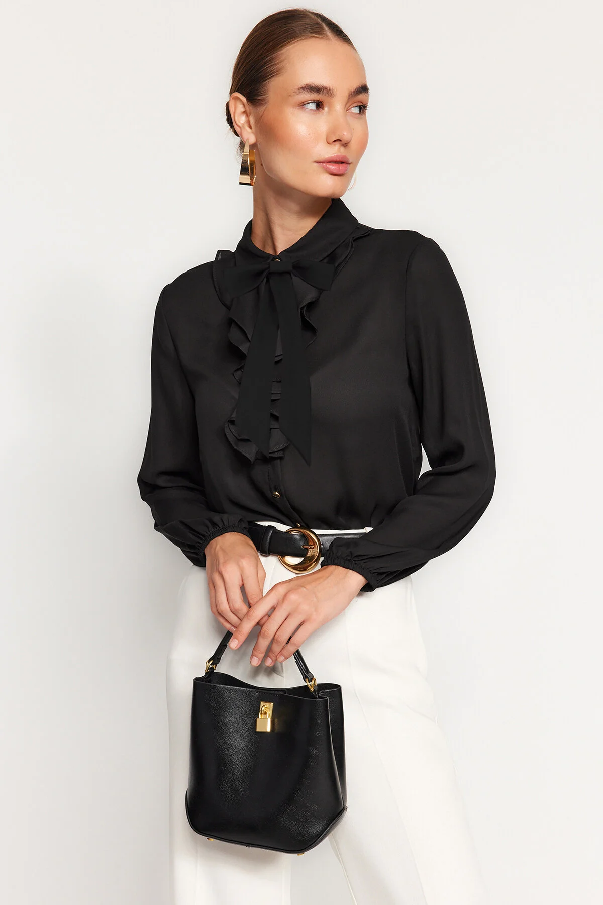 Trendyol Collection  Schwarzes gewebtes Hemd – abnehmbare Schleife, Regular Fit TWOAW24GO00164