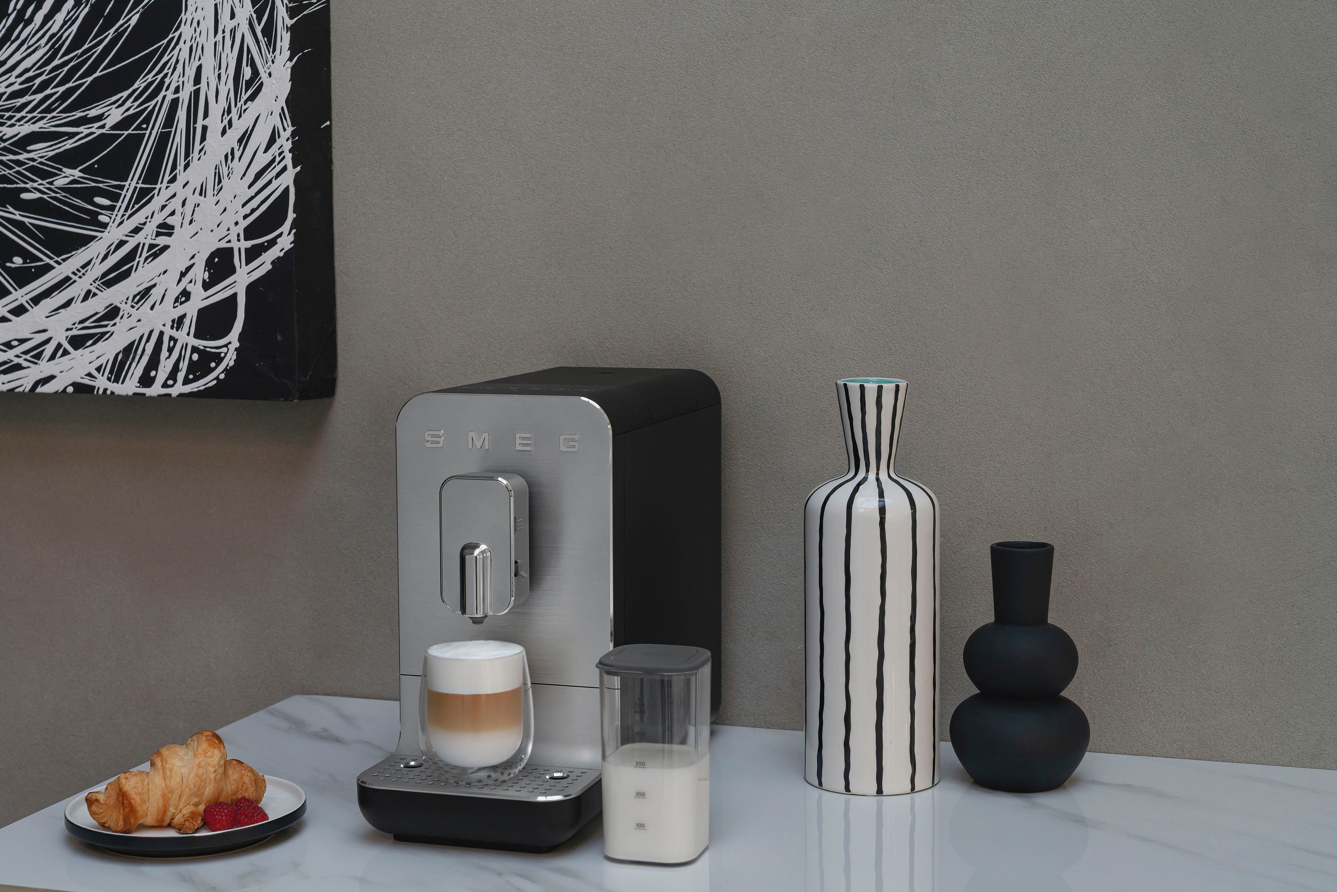 Smeg Kaffeevollautomat BCC13BLMEU, inkl. Milchbehälter