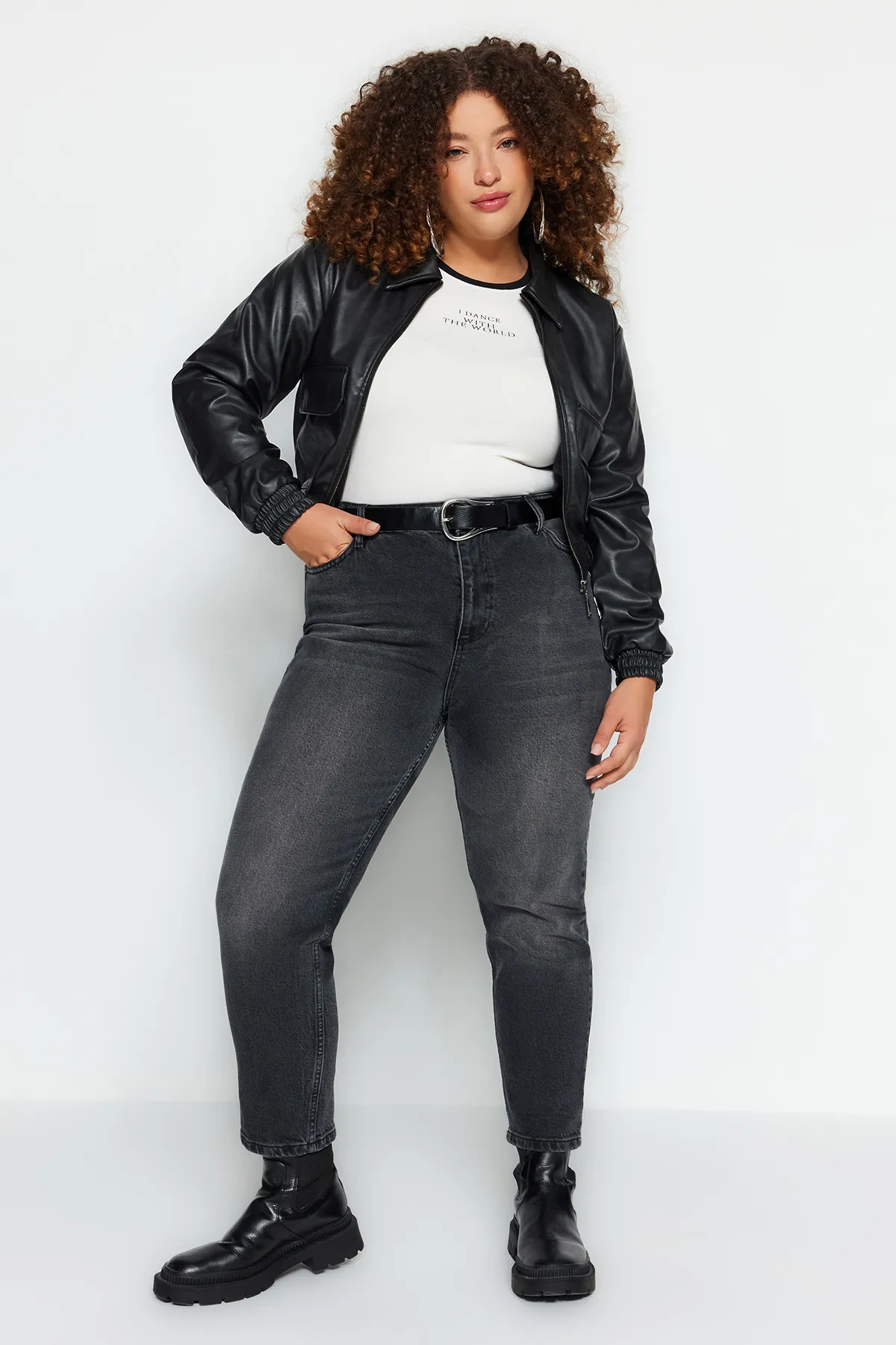Trendyol Curve  Schwarze High-Bel-Mom-Jeans TBBAW24CJ00050