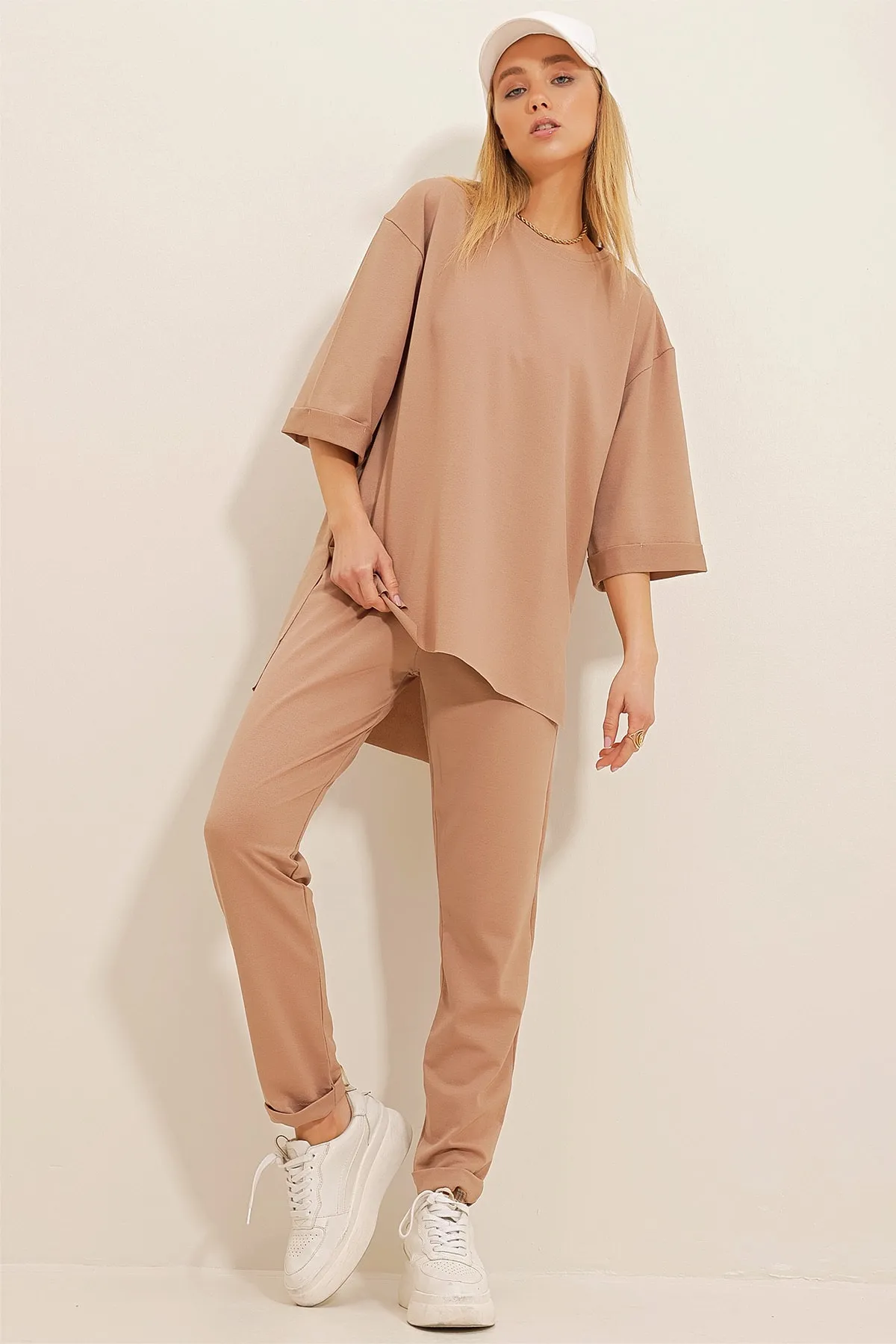 Trend Alaçatı Stili  Dunkelbeiges Damen-T-Shirt mit Rundhalsausschnitt, Seitenschlitz und Hose mit zwei Taschen, Krepp-Strick ALC-X10464