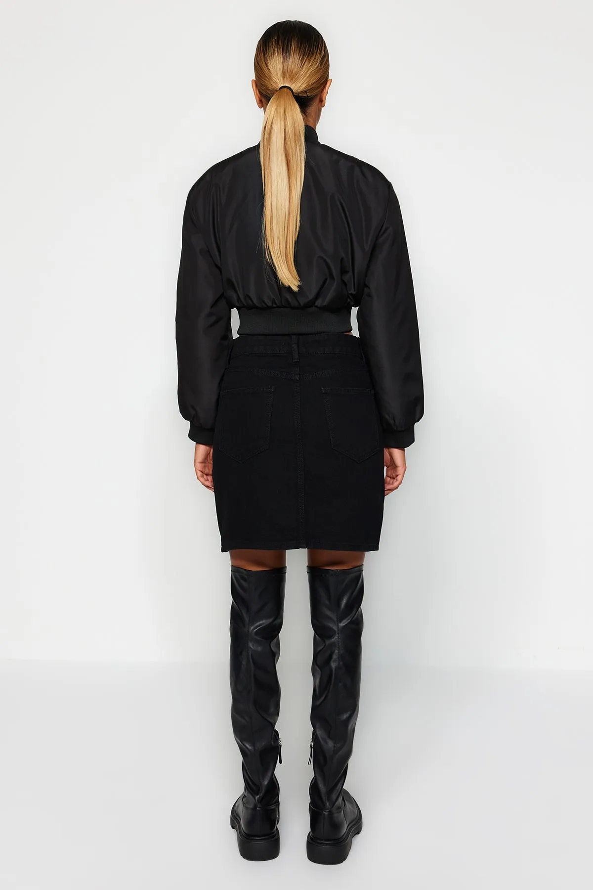 Trendyol Collection  Schwarzer geschlitzter High-Waist-Mini-Jeansrock TWOAW23ET00285