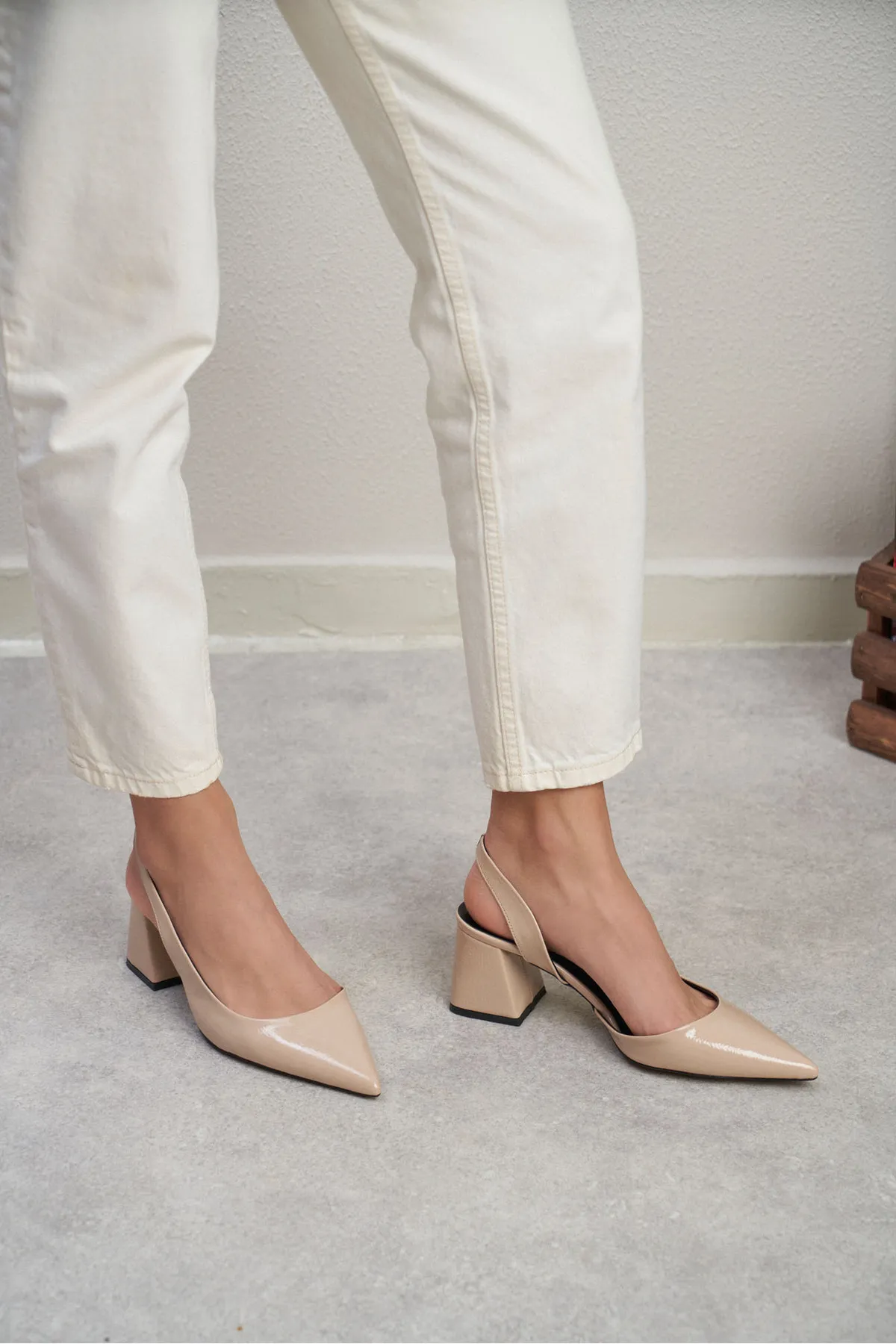 NİŞANTAŞI SHOES  Owen Ten Damen-Schuhe mit Absatz und spitzem Zehenbereich aus Lackleder auf der Rückseite