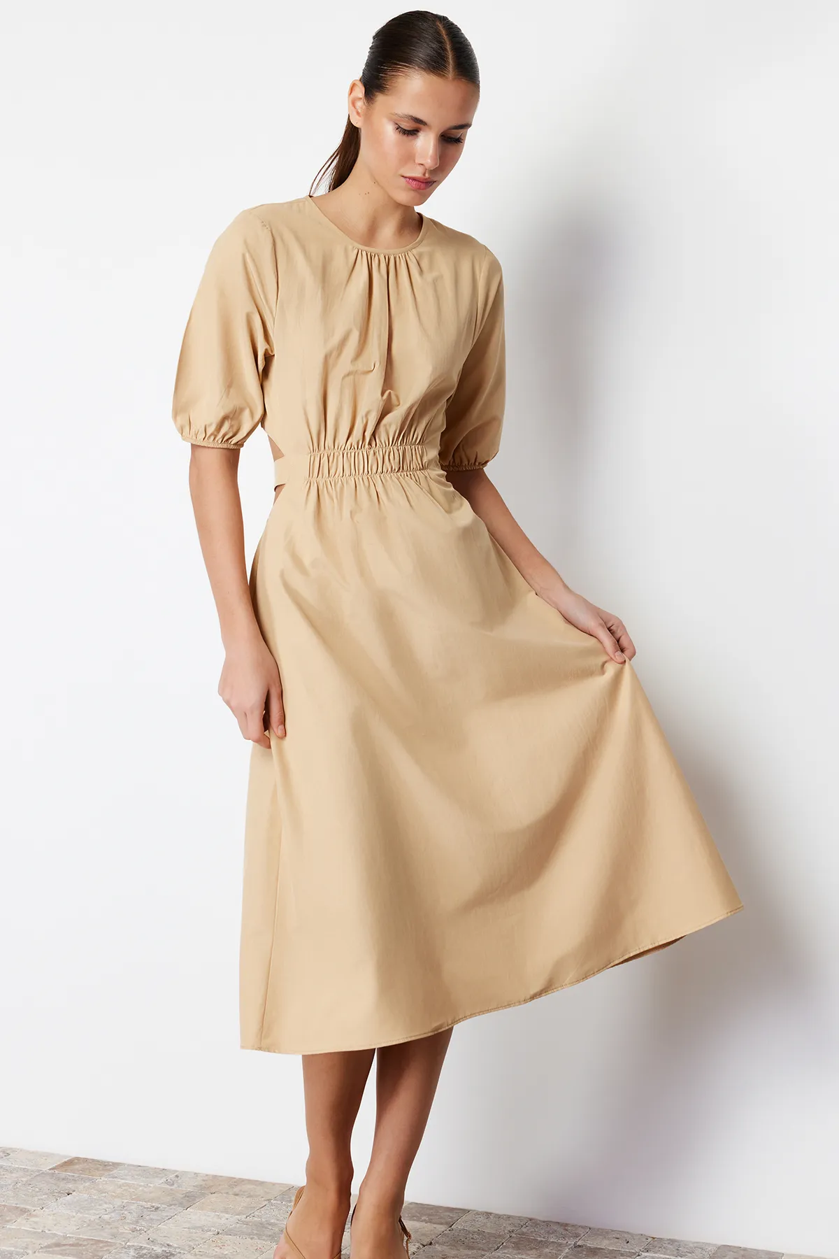 Trendyol Collection  Kamelfarbenes Midi-Webkleid mit Taillenöffnung TWOSS24EL00434