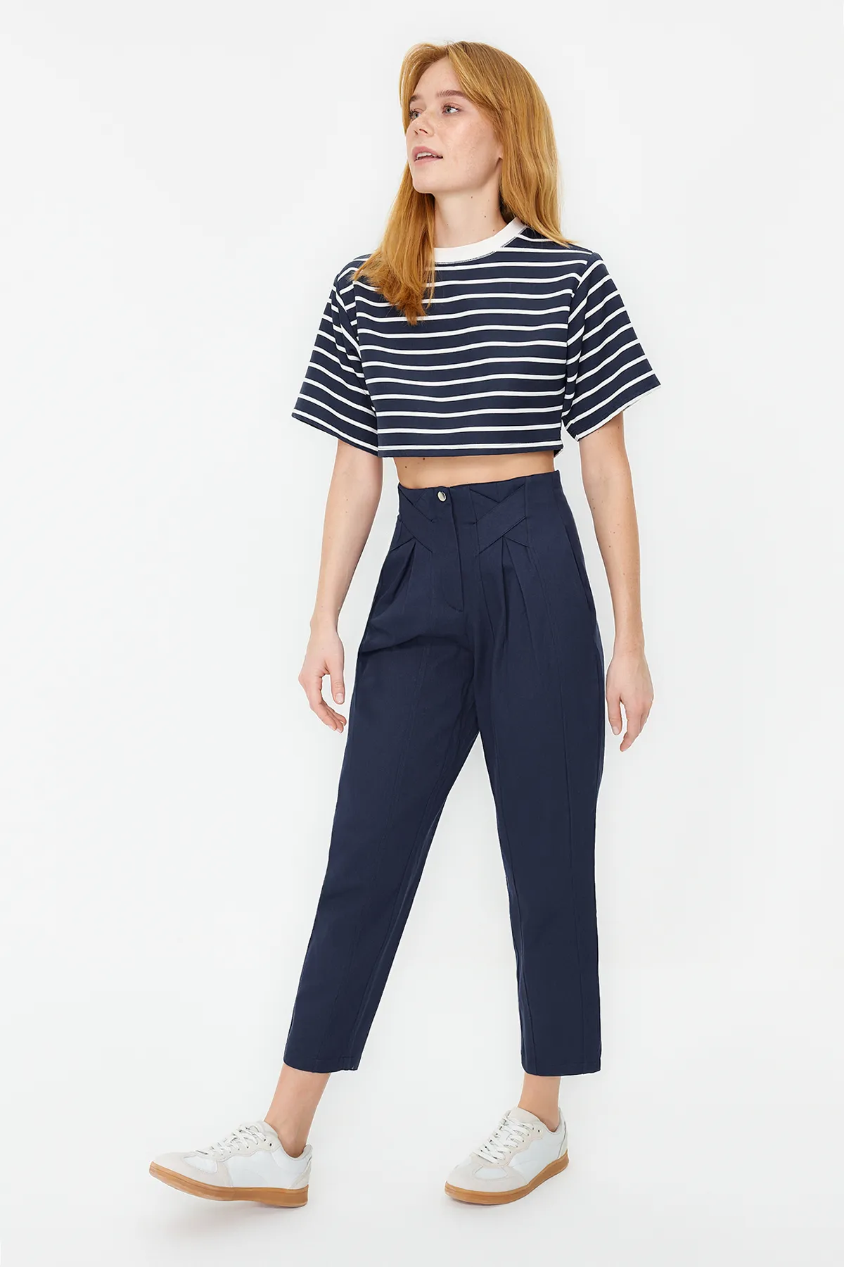 Trendyol Collection  Marineblaue, gewebte Hose aus Baumwolle mit Karottenmuster und detaillierten Streifen TWOAW22PL0342