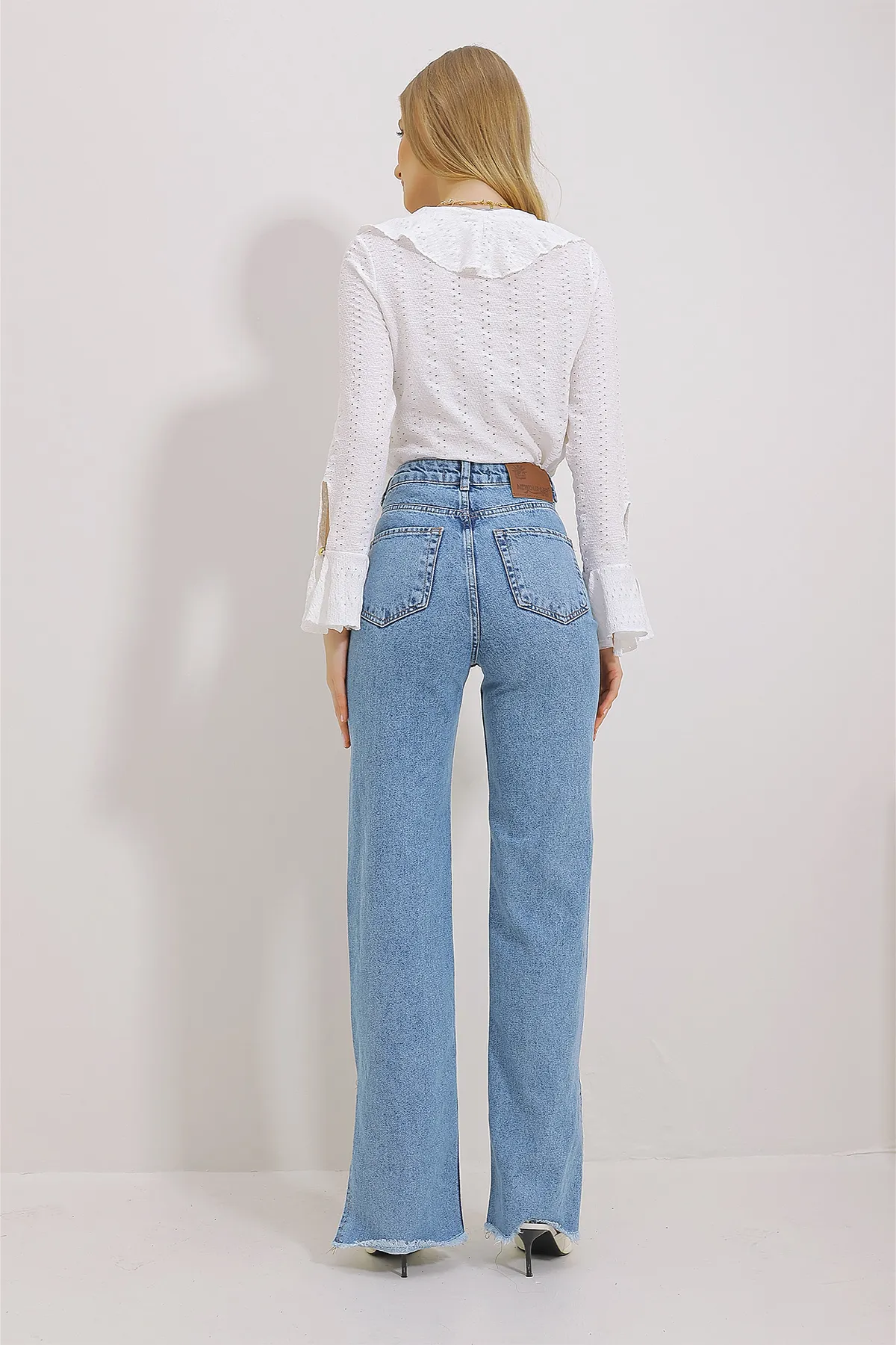 Trend Alaçatı Stili  Blaue Damen-Jeanshose mit hoher Taille und seitlichem Schlitz und weitem Bein ALC-X11472