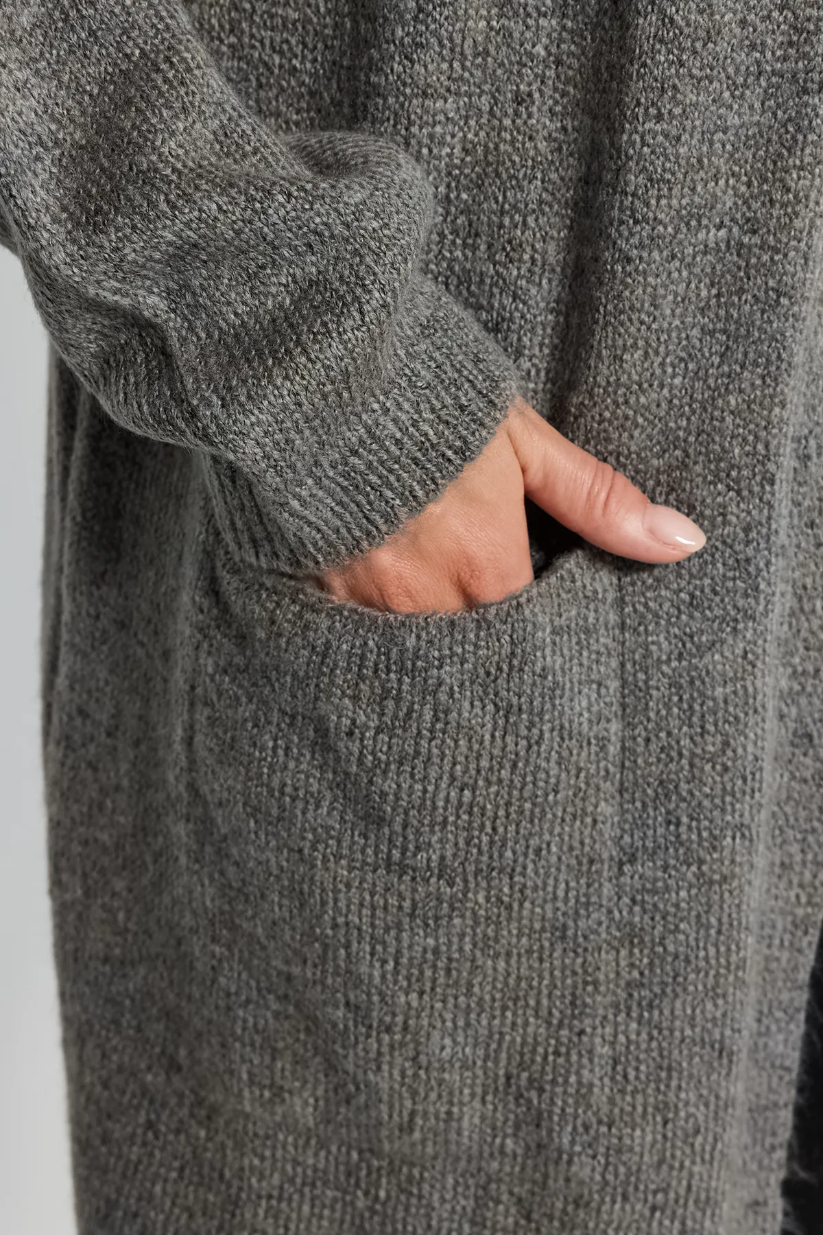 Trendyol Collection  Graue Strickjacke mit Taschendetail TWOAW24HI00381