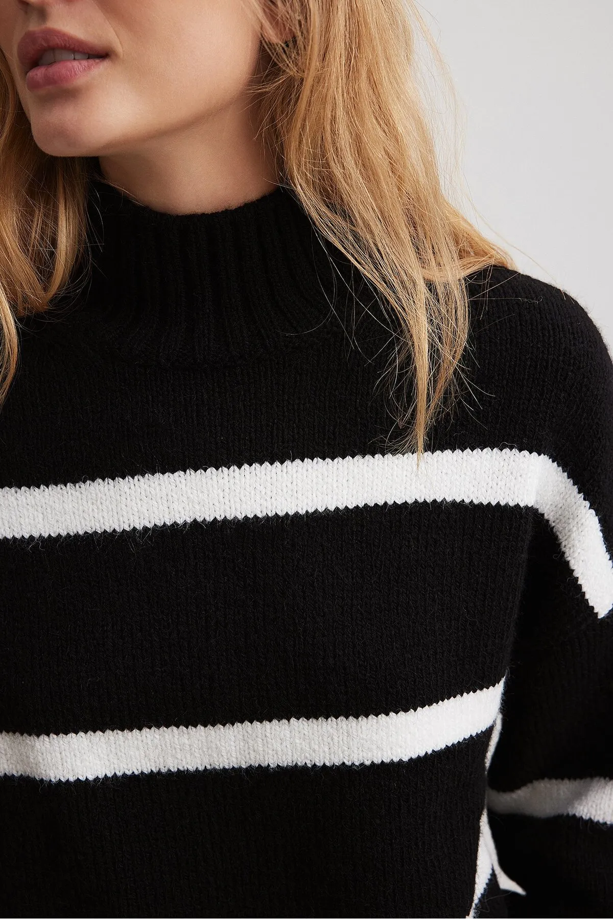 NA-KD  Gestrickter Pullover mit Rollkragen und Streifen