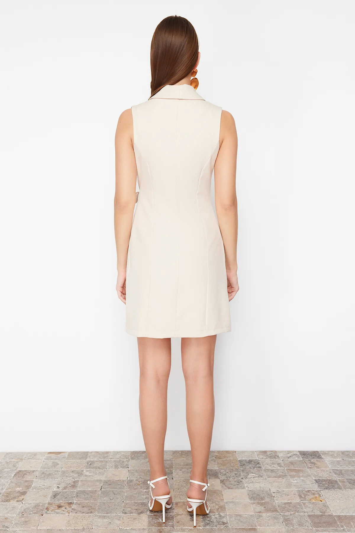 Trendyol Collection  Steinfarbenes, zweireihiges Minikleid aus Webstoff mit Faltendetail TWOSS24EL00793