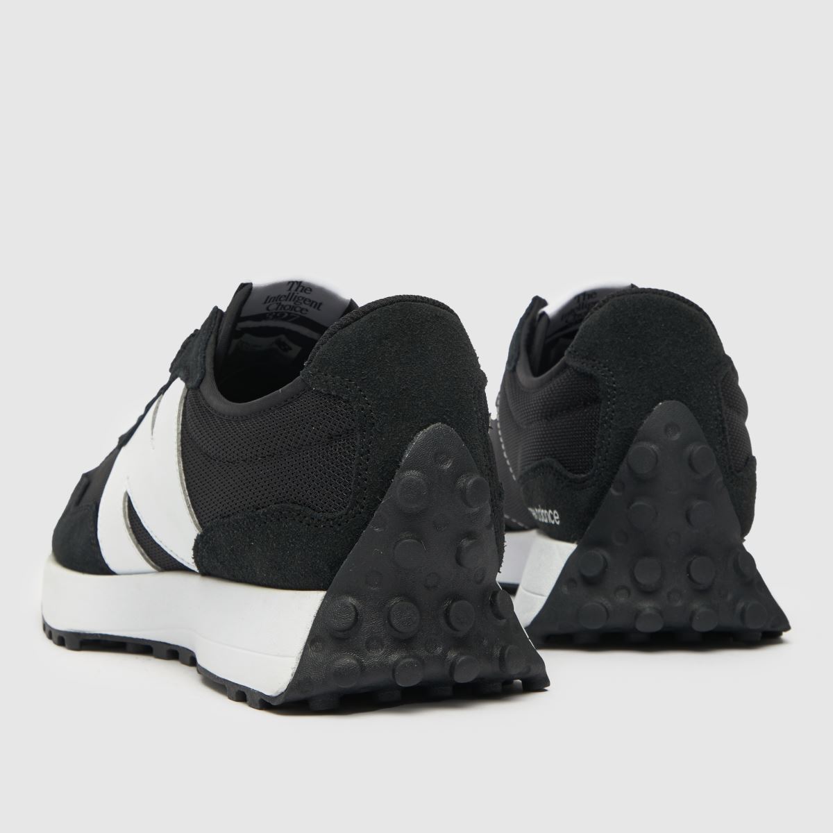 New Balance 327 cipők fekete és fehér színben
