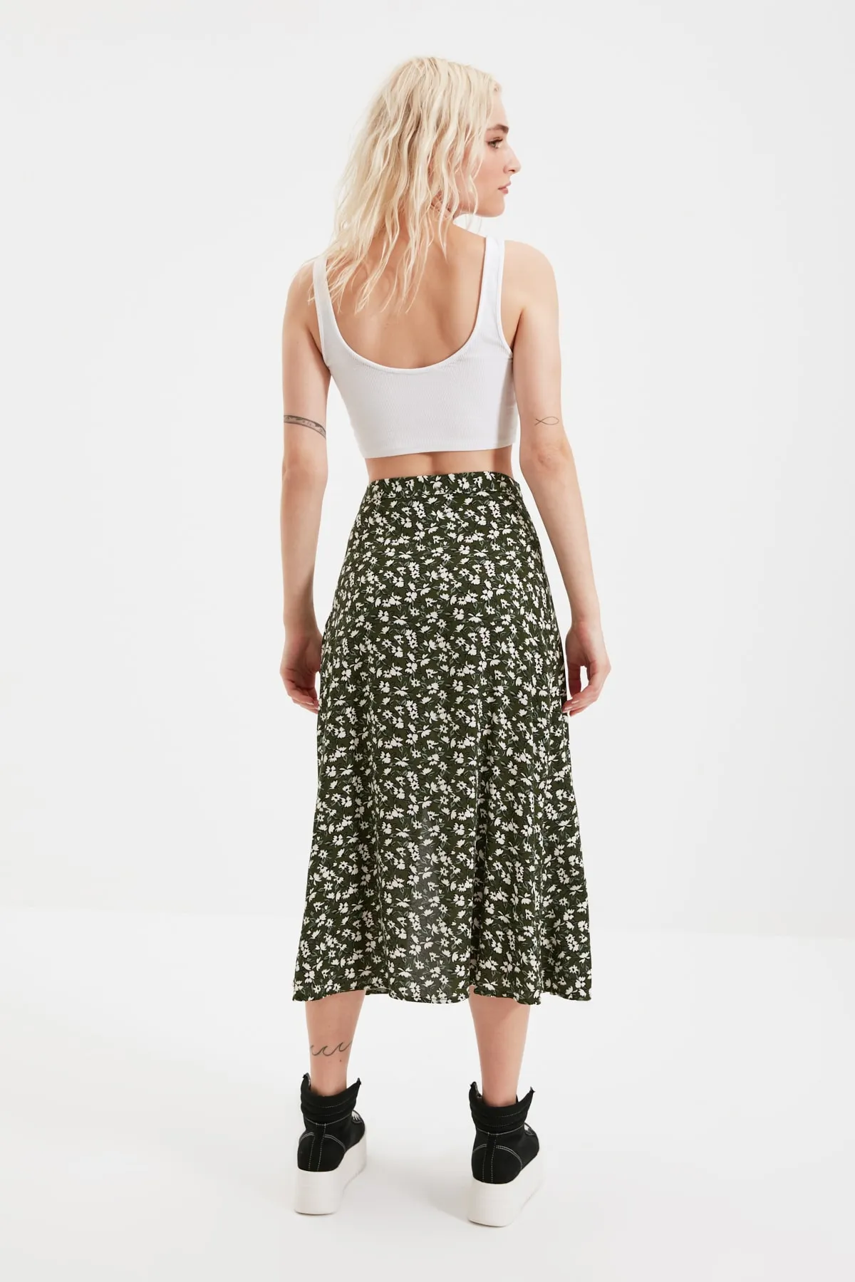 Trendyol Collection  Khakifarbener Midi-Webrock mit Schlitz und Blumenmuster aus Viskosestoff TWOSS20ET0230