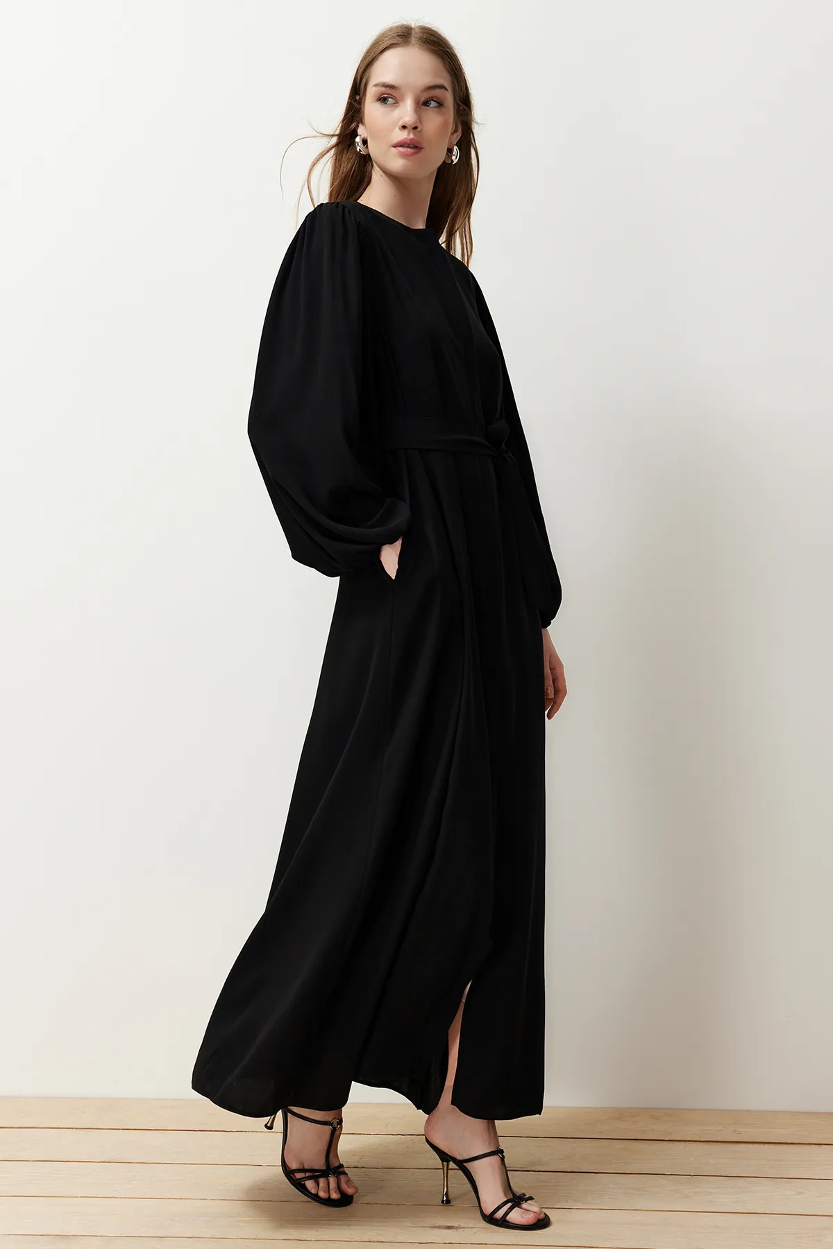 Trendyol Modest  Schwarze, gewebte Mevlana-Kappe mit Ballonärmeln und Reißverschluss und Ferace TCTSS24KF00030