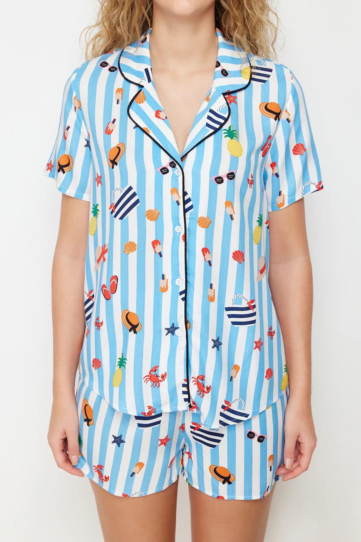 Trendyol Collection  Blau-mehrfarbig gemusterte Paspelierung, detailliertes Viskose-Webpyjama-Set THMSS24PT00122