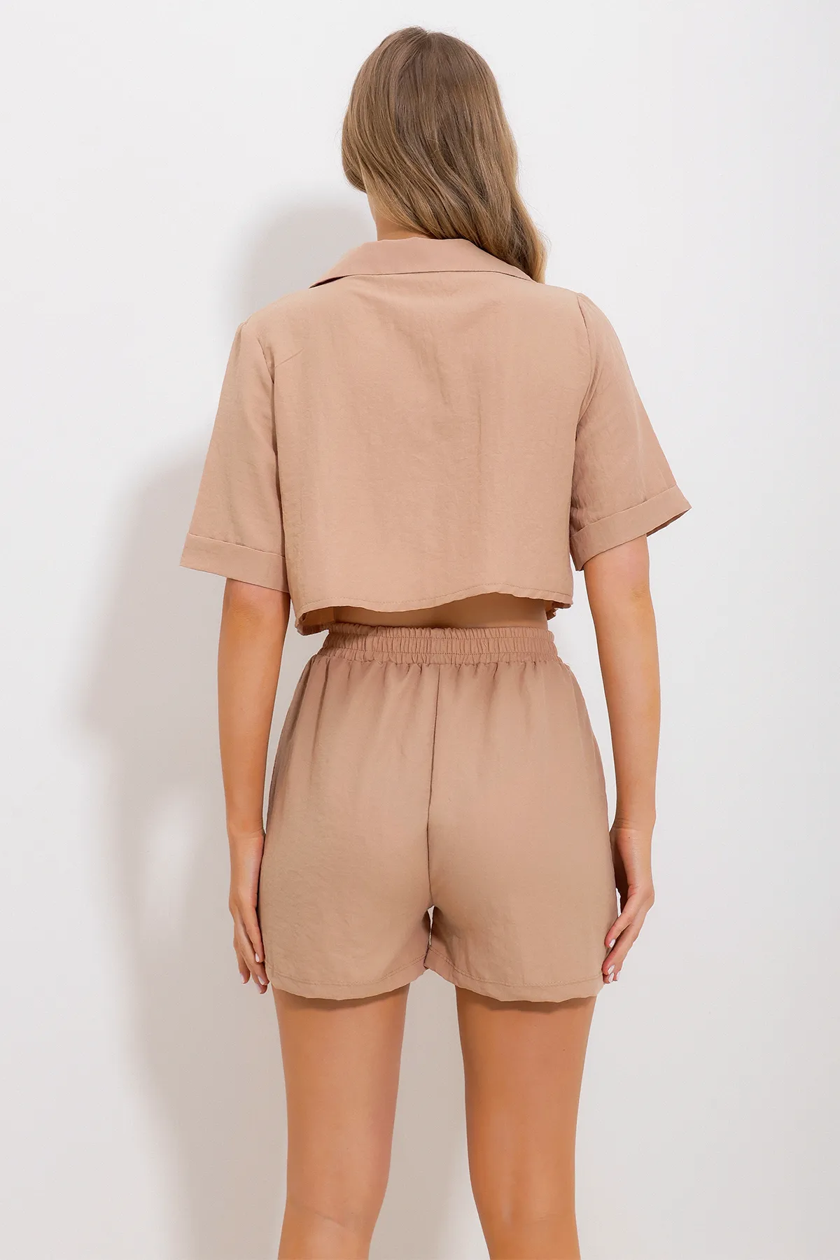 Trend Alaçatı Stili  Beigefarbener Anzug mit Rollkragen und kurzer Bluse und Shorts aus gewebtem Oberteil Alc-X11739 für Damen