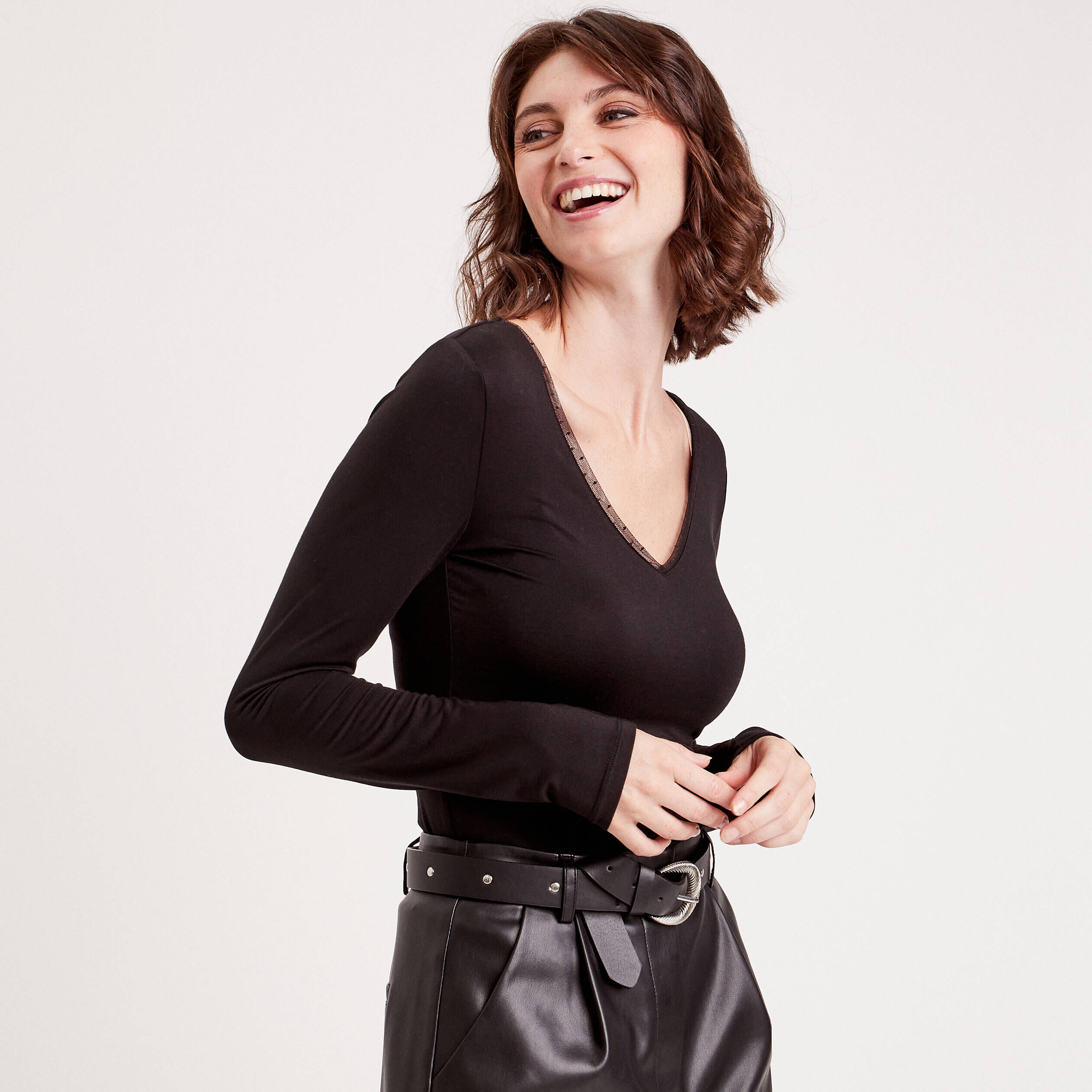 T-shirt col en V plumetis noir femme | Cache Cache