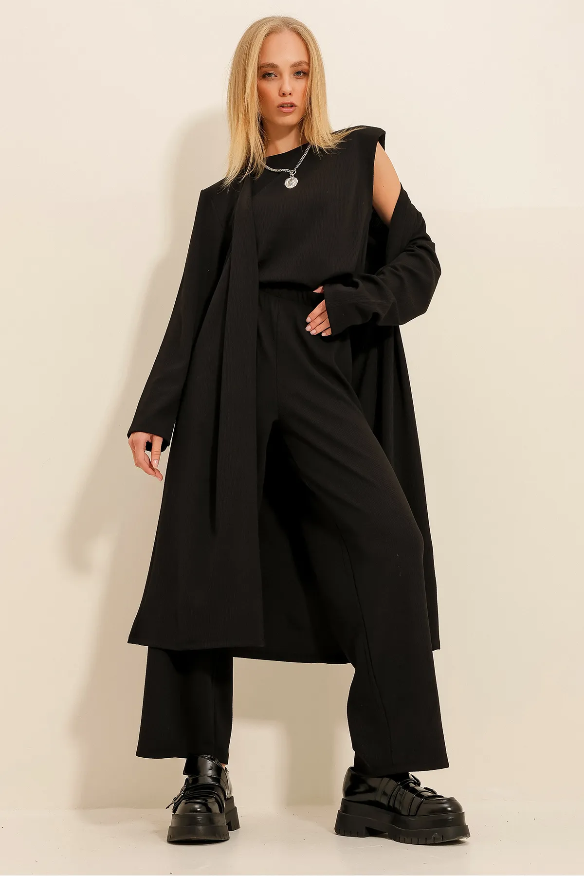 Trend Alaçatı Stili  Schwarzer Damen-Anzug aus Bluse, Hose und Strickjacke mit gepolsterten Schultern und Rundhalsausschnitt, ALC-X4710