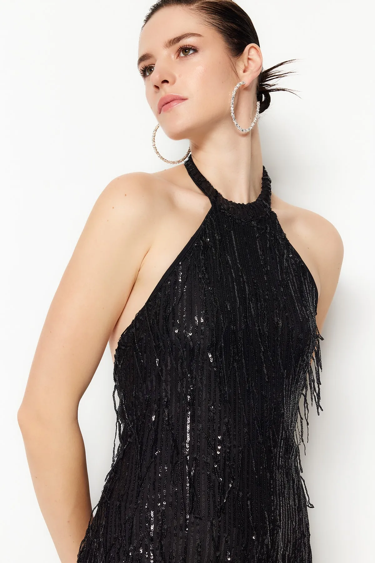 Trendyol Collection  Schwarzes, figurbetontes, gefüttertes Abendkleid mit glänzenden Pailletten TPRSS23EL00461