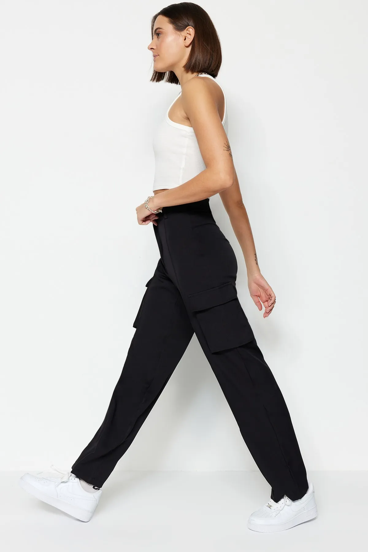 Trendyol Collection  Schwarze, gerade geschnittene, gewebte Cargo-Hose mit doppelten Taschen TWOAW22PL0343