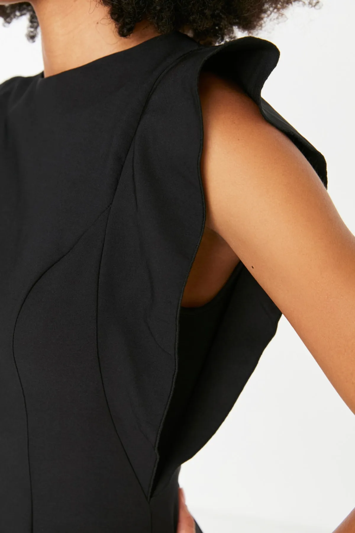 Trendyol Collection  Schwarzes, figurbetontes, gewebtes Minikleid mit Rüschen und Rundhalsausschnitt TWOSS19XB0075