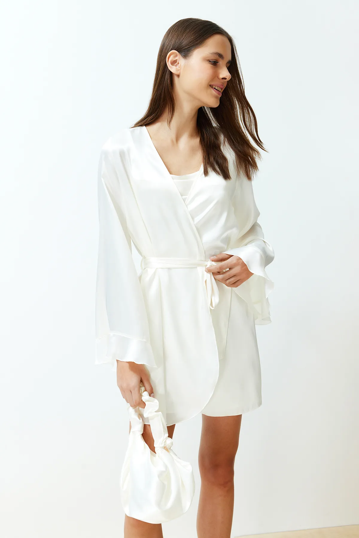 Trendyol Collection  Weißer Braut-Morgenmantel aus Satin mit Schwungrad und Stickerei auf der Rückseite, Geschenk-Morgenmantel aus Satin THMSS24SB00009